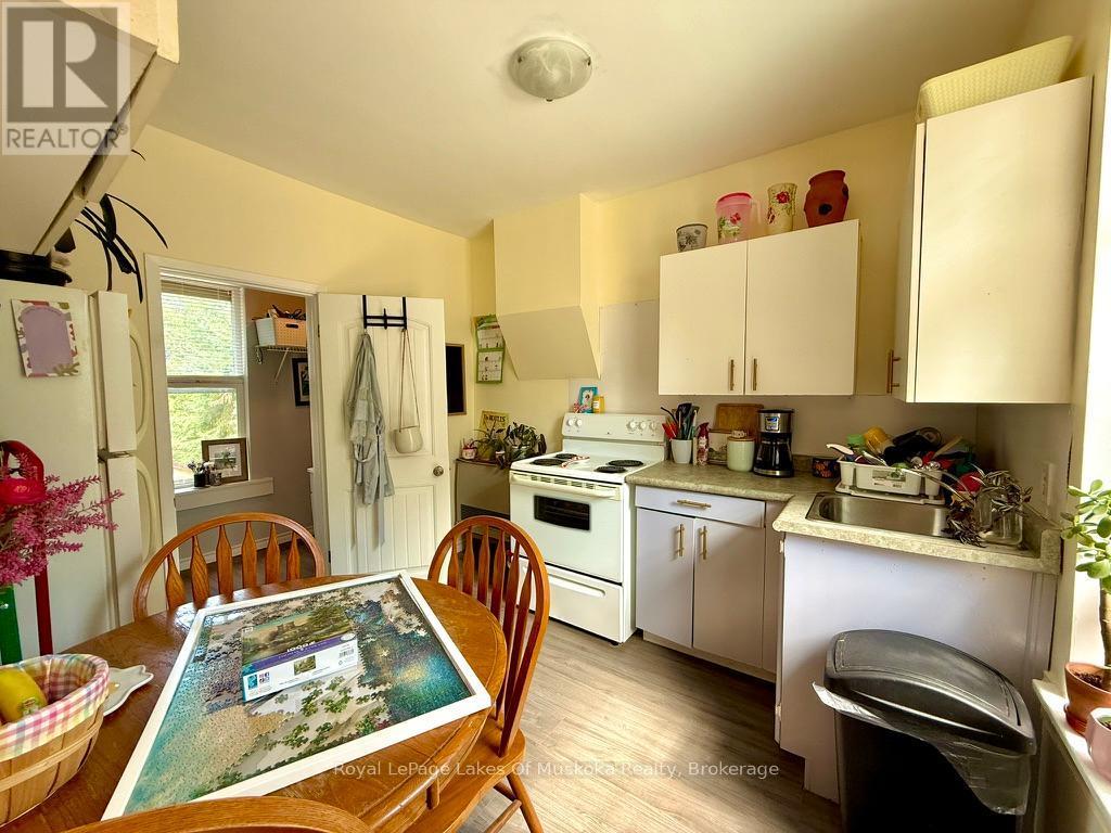 












4 DUNCAN STREET E

,
Huntsville (Chaffey),




Ontario
P1H1W4

