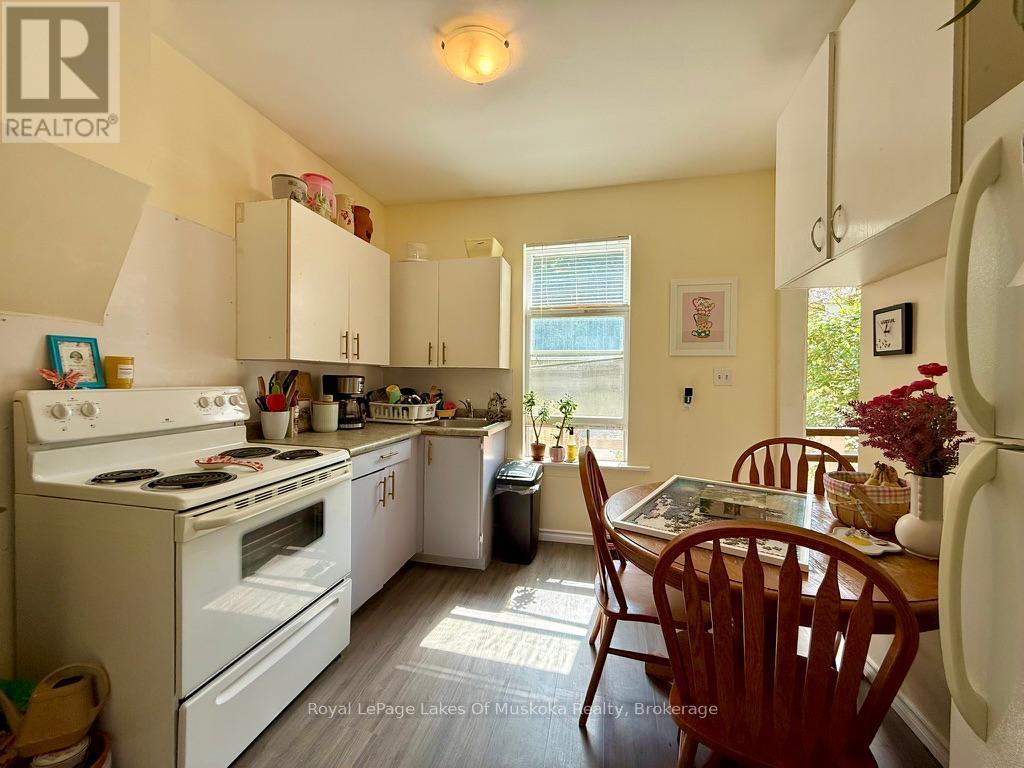 












4 DUNCAN STREET E

,
Huntsville (Chaffey),




Ontario
P1H1W4

