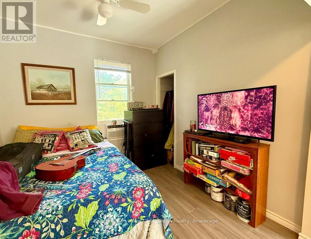 












4 DUNCAN STREET E

,
Huntsville (Chaffey),




Ontario
P1H1W4

