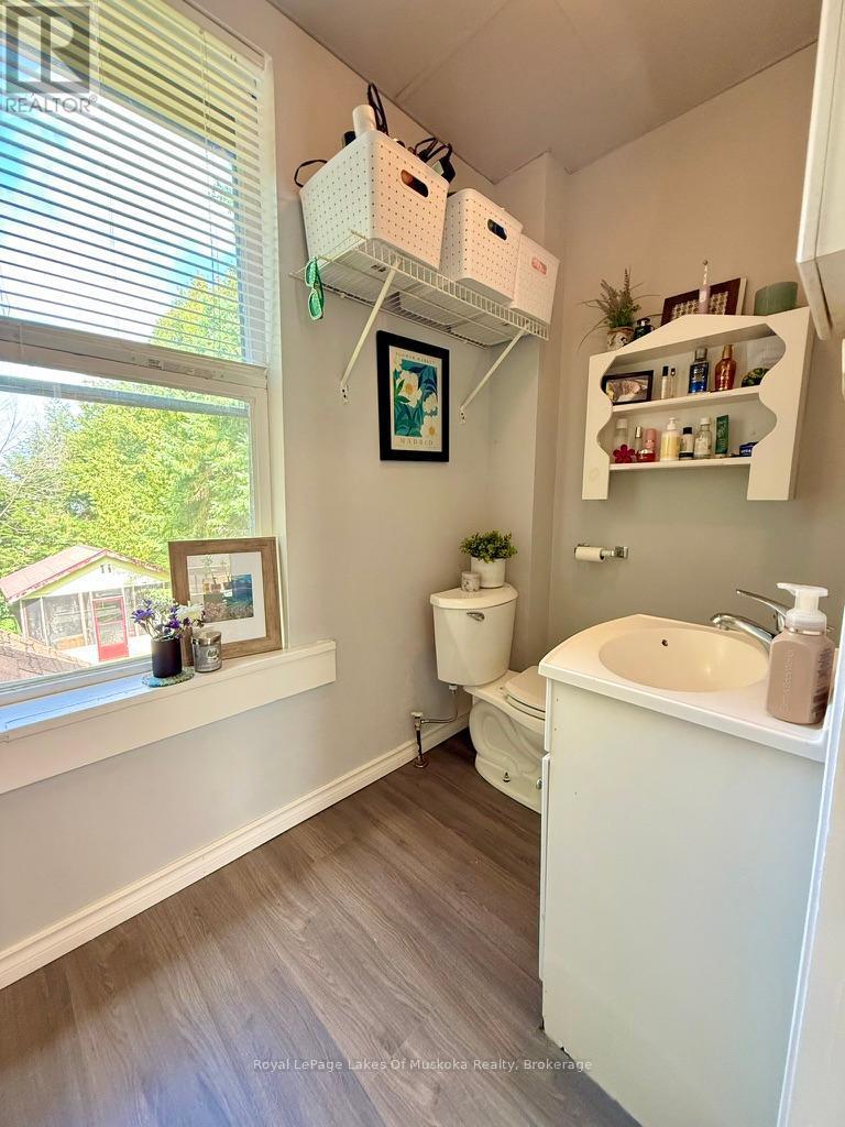 












4 DUNCAN STREET E

,
Huntsville (Chaffey),




Ontario
P1H1W4

