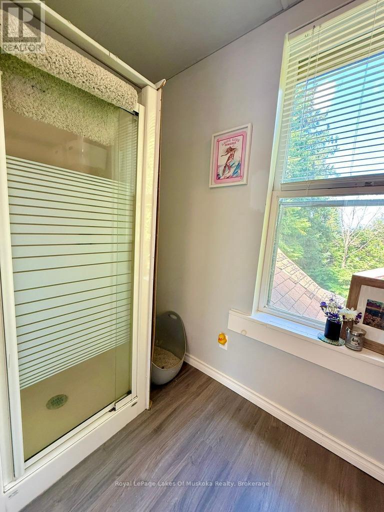 












4 DUNCAN STREET E

,
Huntsville (Chaffey),




Ontario
P1H1W4

