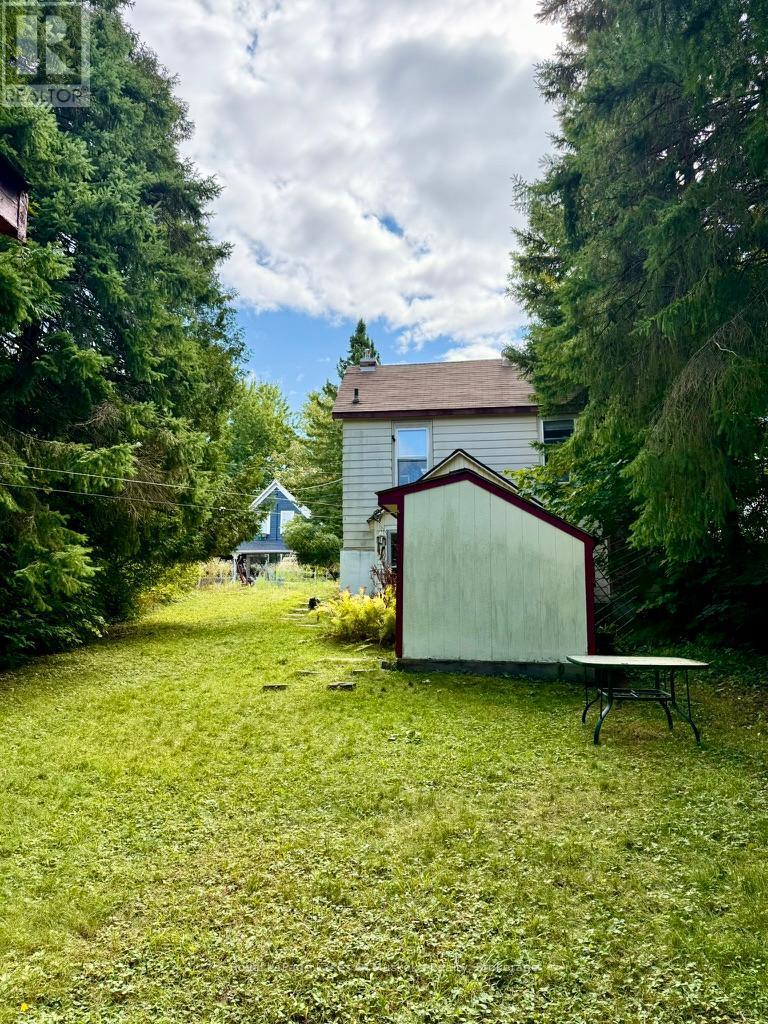 












4 DUNCAN STREET E

,
Huntsville (Chaffey),




Ontario
P1H1W4

