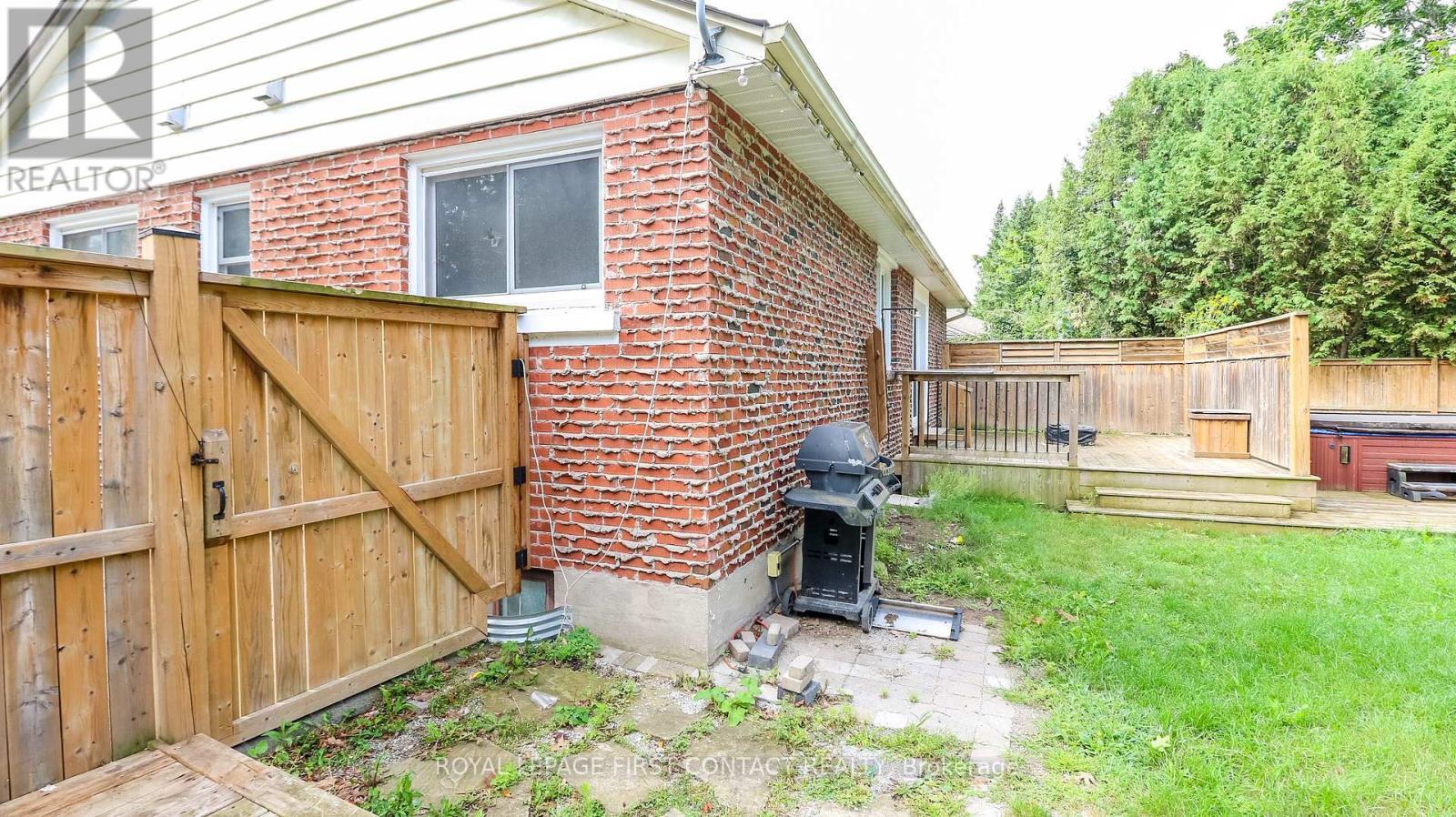 












18 CARBERRY STREET

,
Erin,




Ontario
N0B1T0

