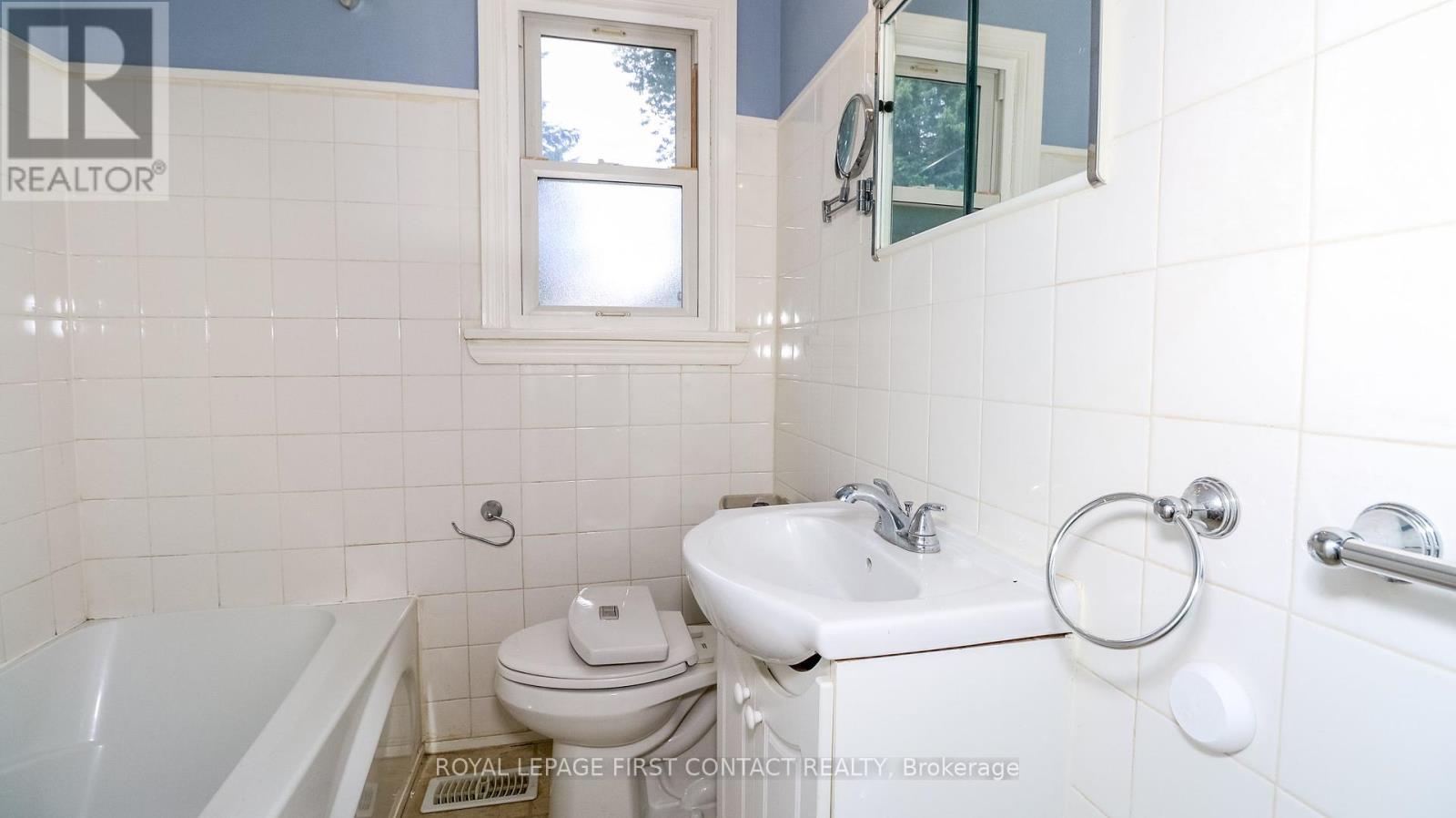 












18 CARBERRY STREET

,
Erin,




Ontario
N0B1T0

