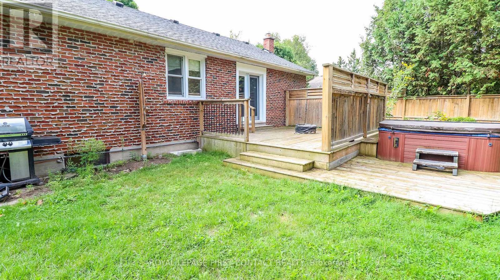 












18 CARBERRY STREET

,
Erin,




Ontario
N0B1T0

