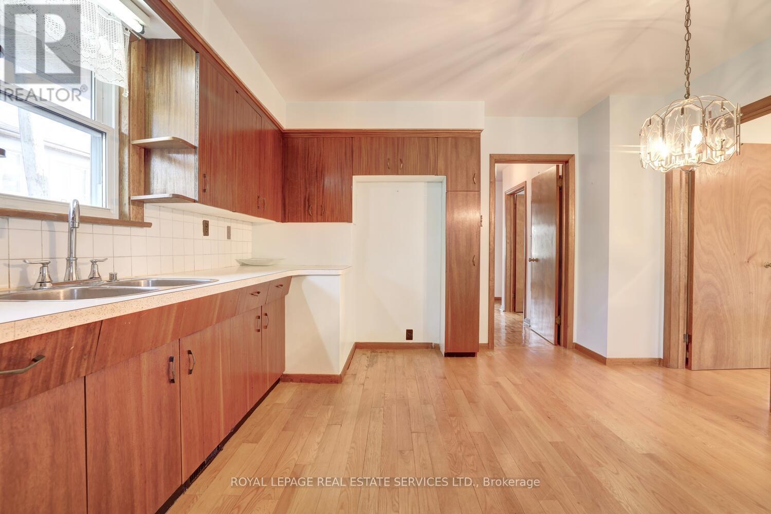 












1320 NORTHMOUNT AVENUE

,
Mississauga,




Ontario
L5E1Y5

