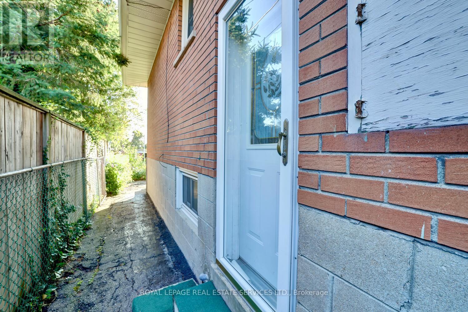 












1320 NORTHMOUNT AVENUE

,
Mississauga,




Ontario
L5E1Y5

