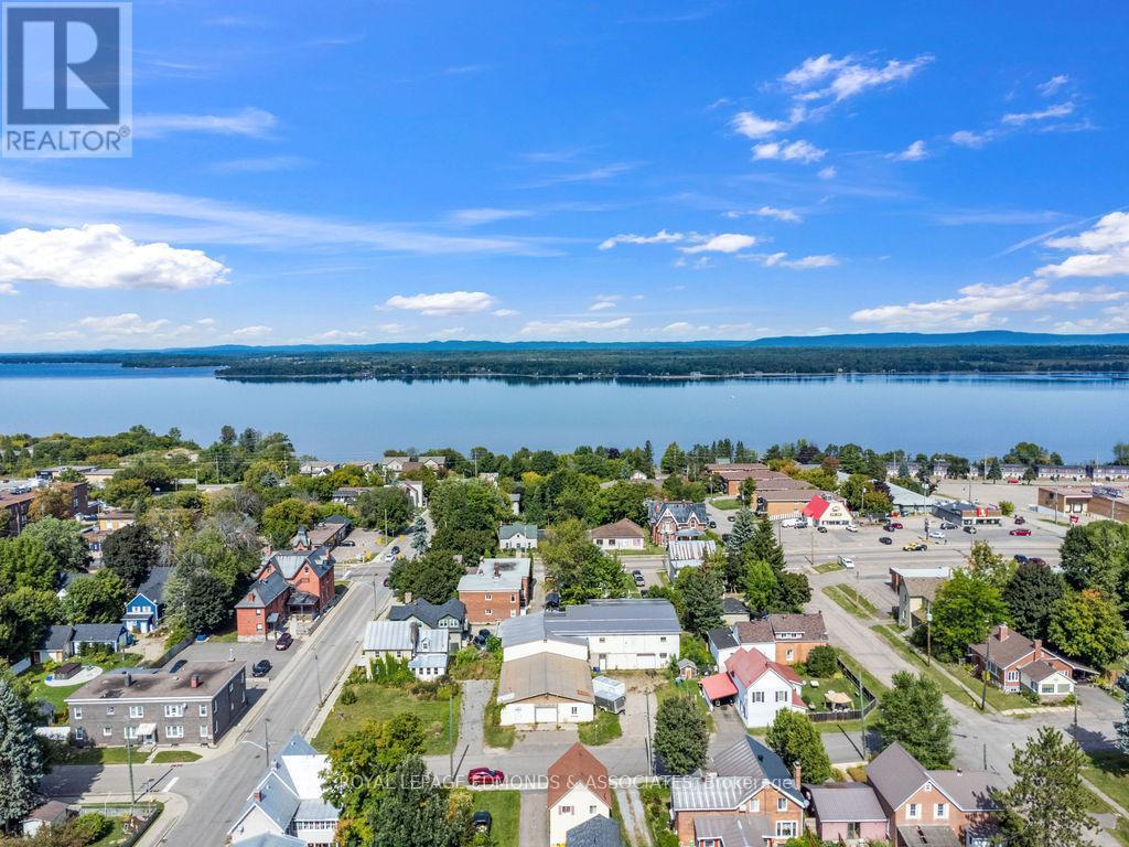 












381 SUPPLE STREET

,
Pembroke,




Ontario
K8A3H7

