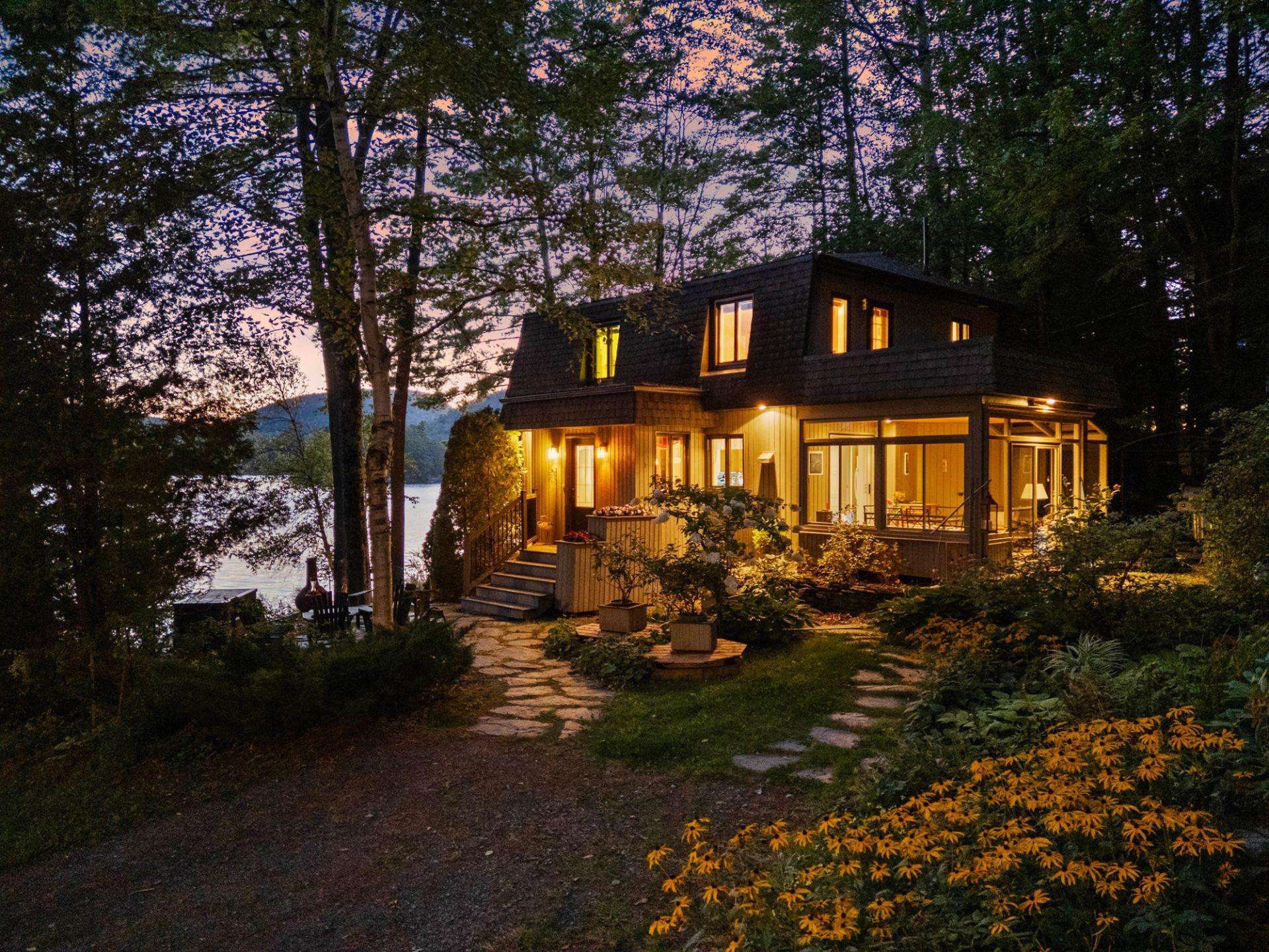 









490


Ch. Bouffard

,
Saint-Denis-de-Brompton,




QC
J0B2P0

