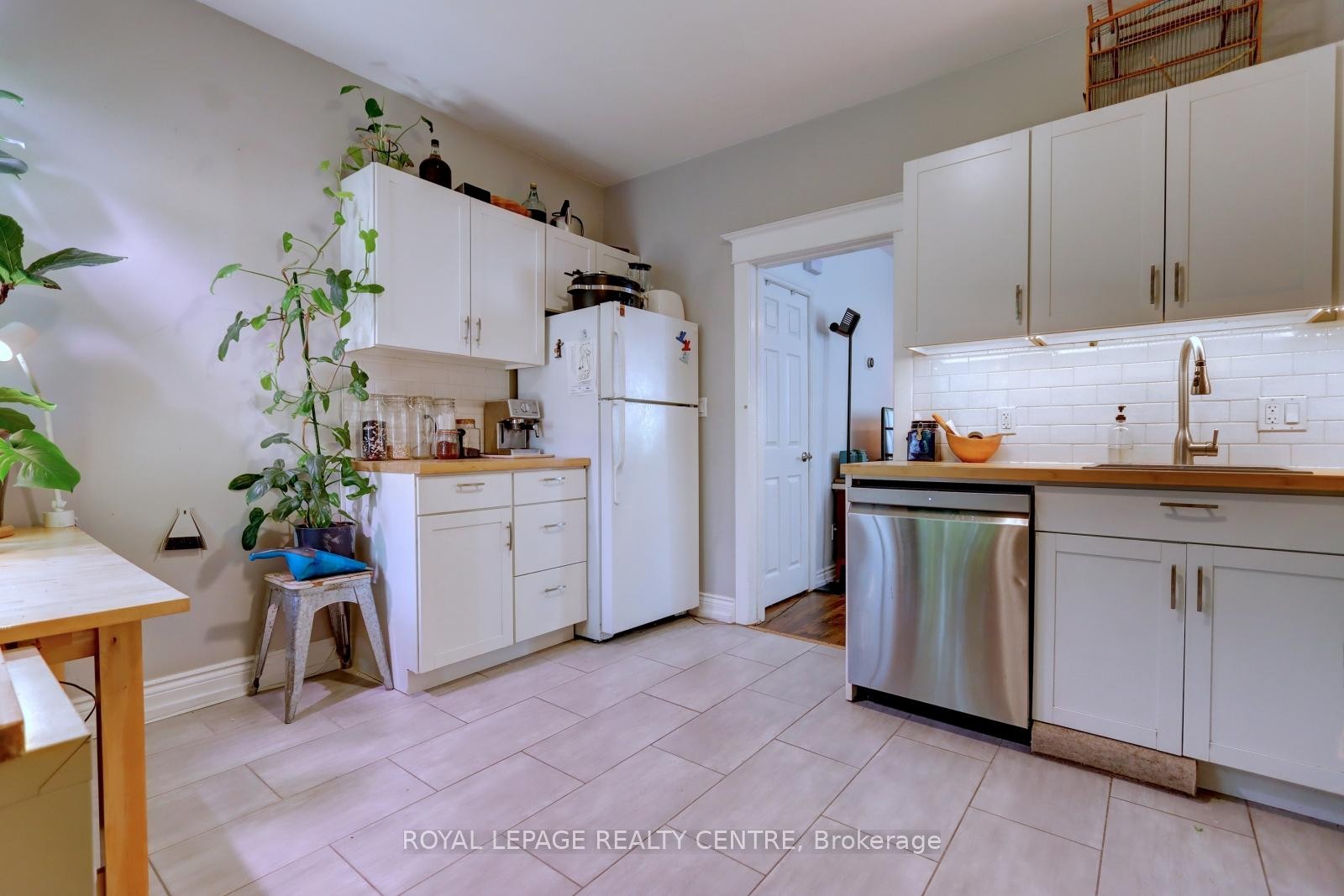 









23


Wyndham

Street,
Toronto,




ON
M6K 1R8

