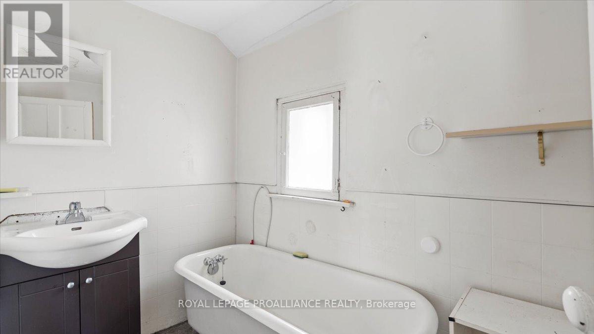 












51 1/2 NORTH FRONT STREET

,
Belleville (Belleville Ward),




Ontario
K8P3B2

