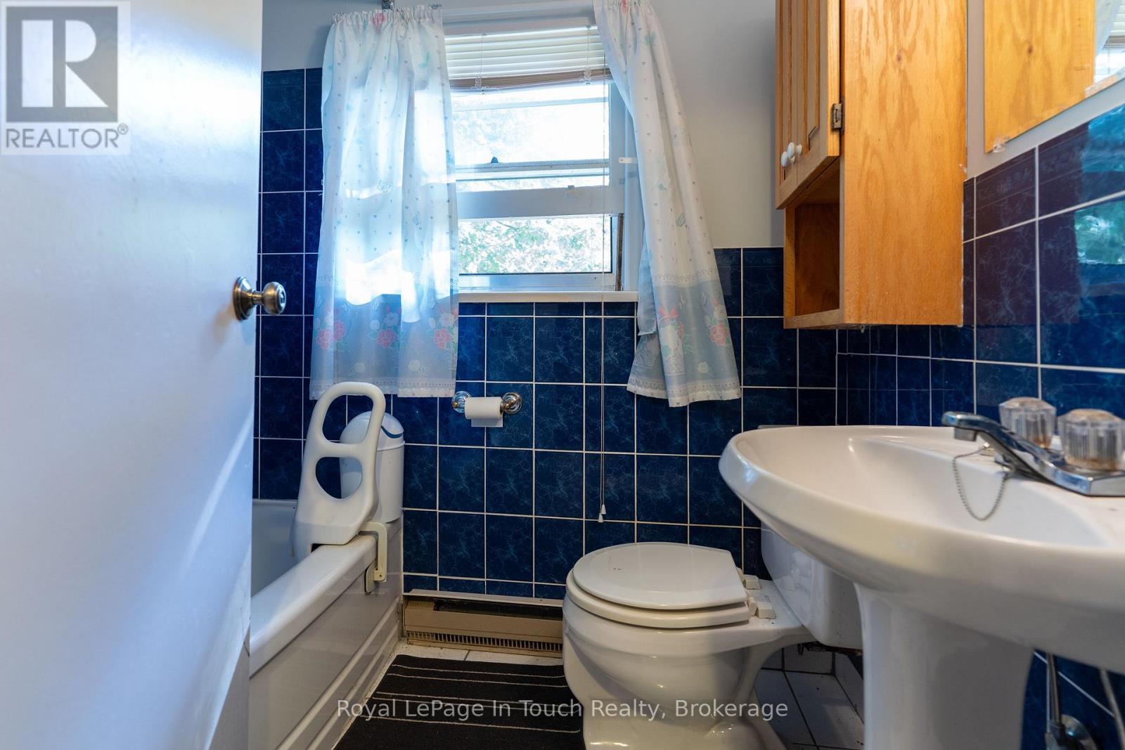 












944 RIVER ROAD E

,
Wasaga Beach,




Ontario
L9Z2P3

