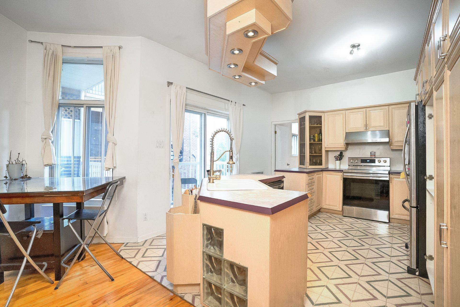 









4539

 - 4543


Av. De Lorimier

,
Montréal (Le Plateau-Mont-Royal),




QC
H2H2B4

