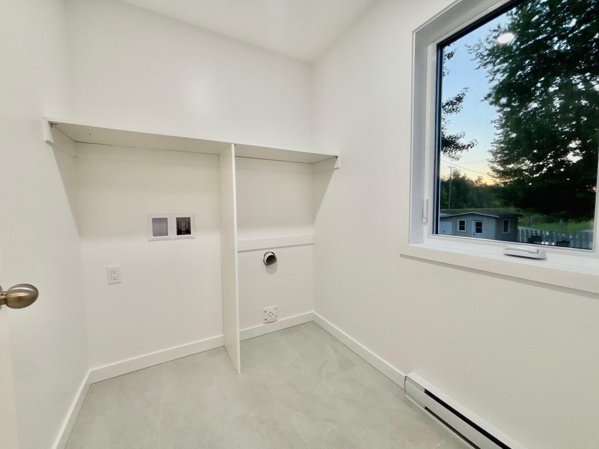 









28


45e Avenue

,
Sainte-Marthe-sur-le-Lac,




QC
J0N1P0

