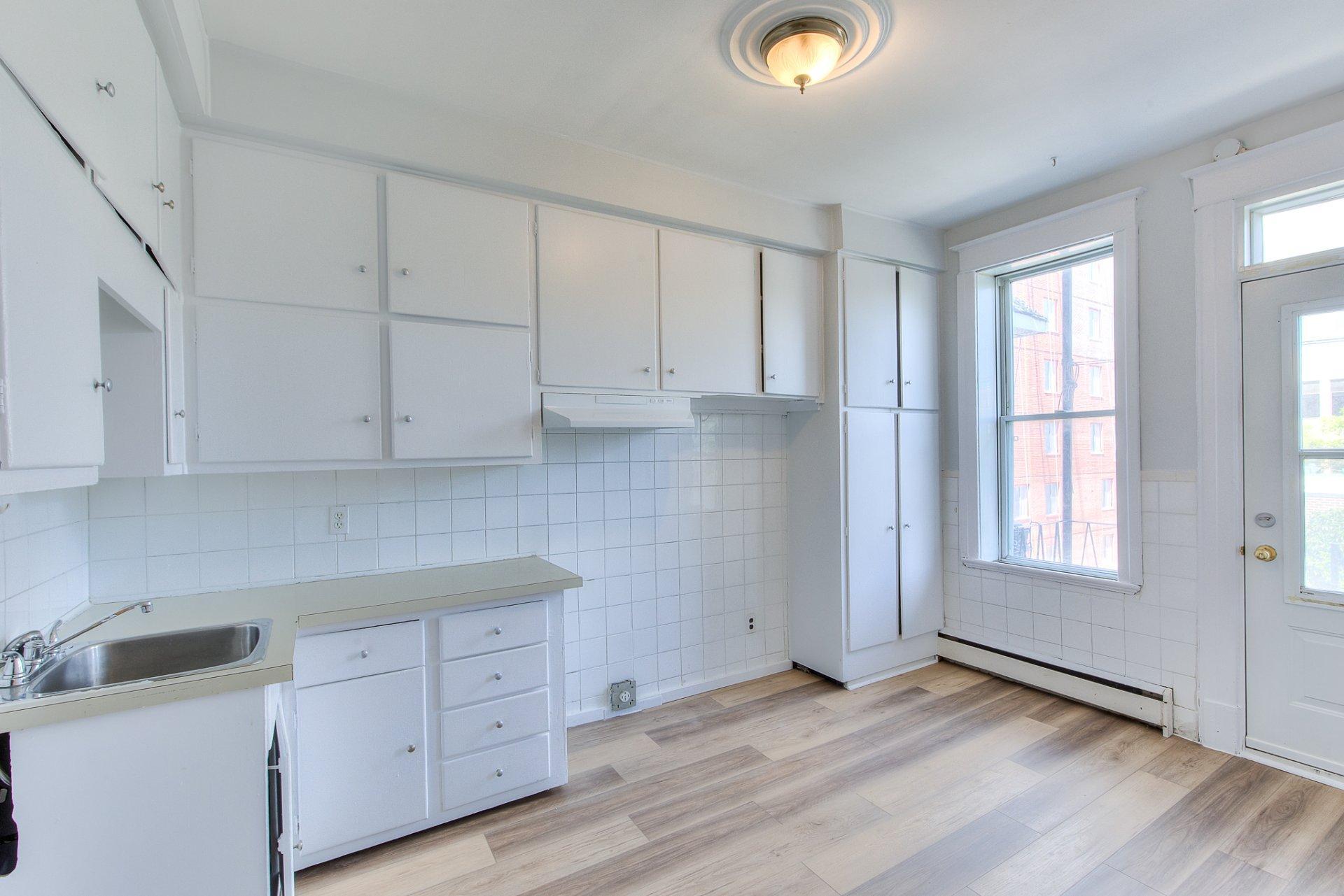 









8649

 - 8653


Rue St-Denis

,
Montréal (Villeray/Saint-Michel/Parc-Extension),




QC
H2P2H4

