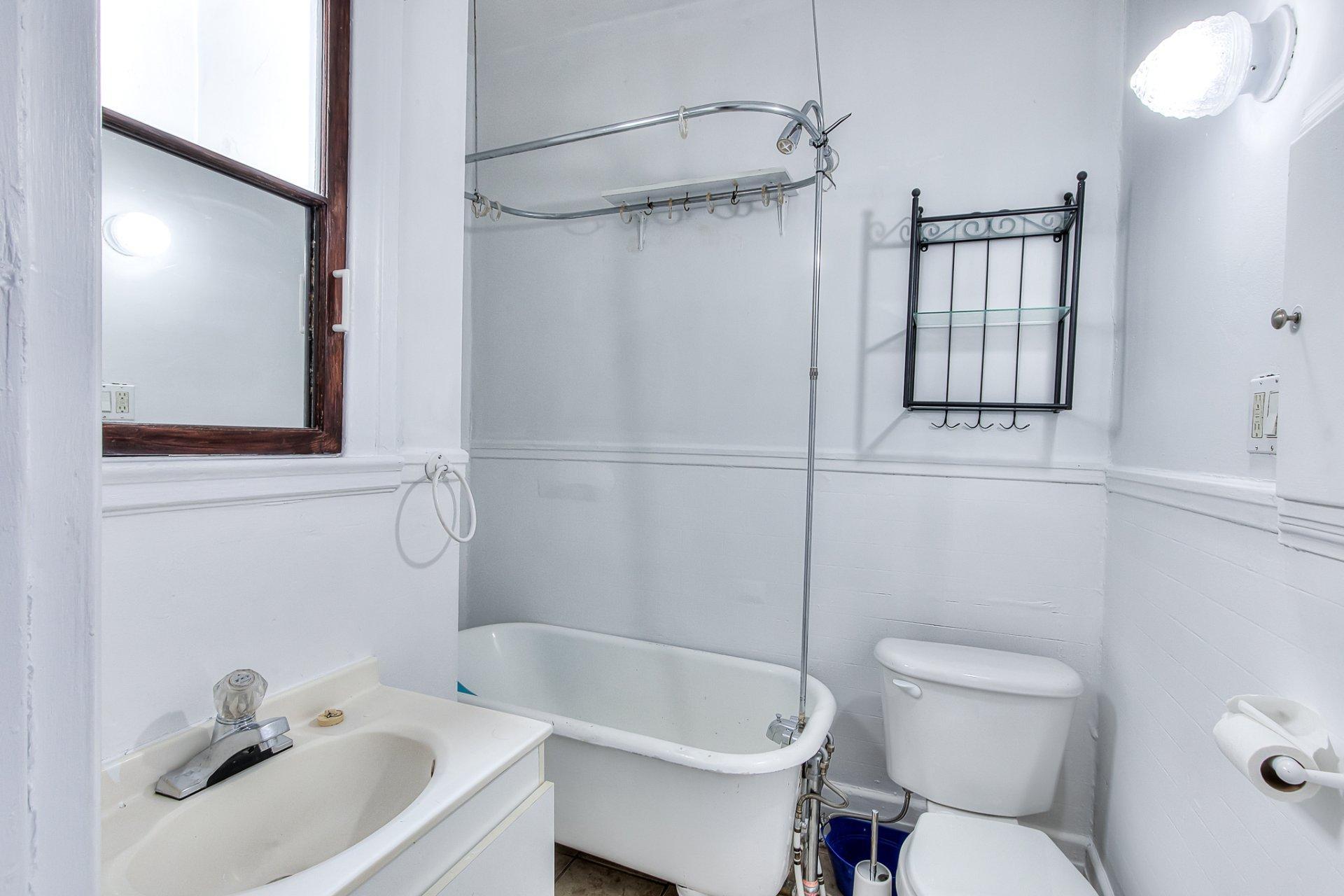 









8649

 - 8653


Rue St-Denis

,
Montréal (Villeray/Saint-Michel/Parc-Extension),




QC
H2P2H4


