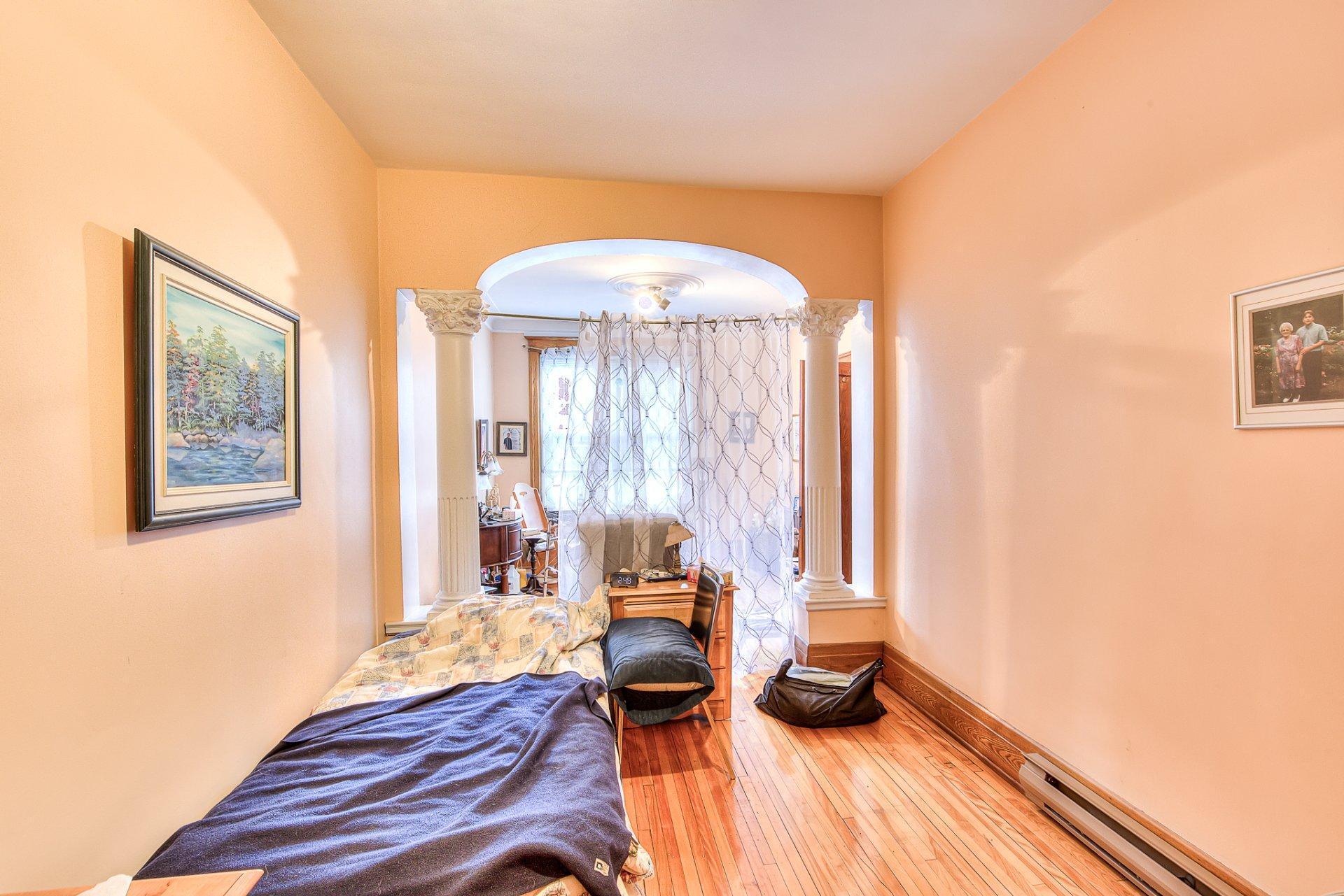 









8649

 - 8653


Rue St-Denis

,
Montréal (Villeray/Saint-Michel/Parc-Extension),




QC
H2P2H4

