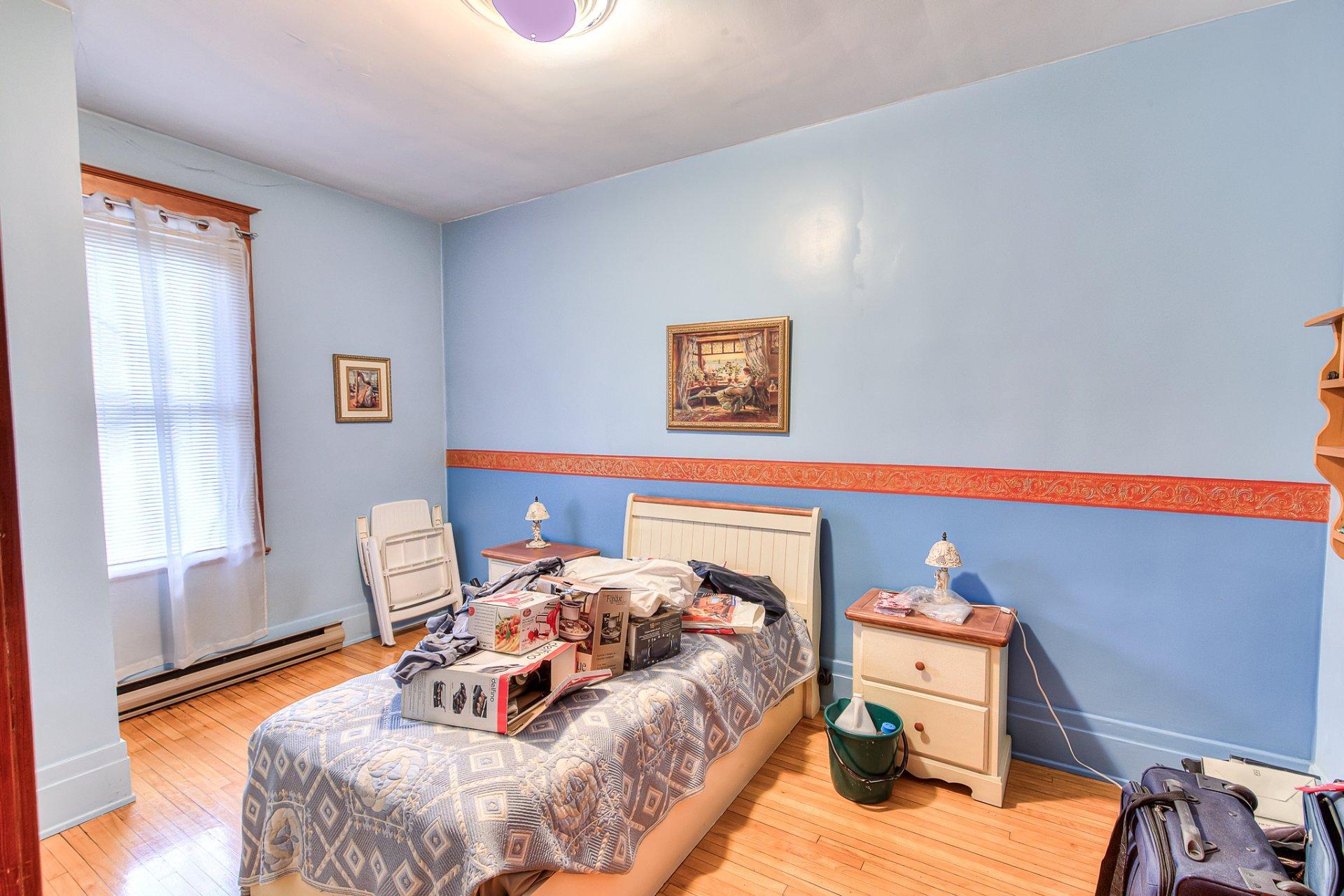 









8649

 - 8653


Rue St-Denis

,
Montréal (Villeray/Saint-Michel/Parc-Extension),




QC
H2P2H4

