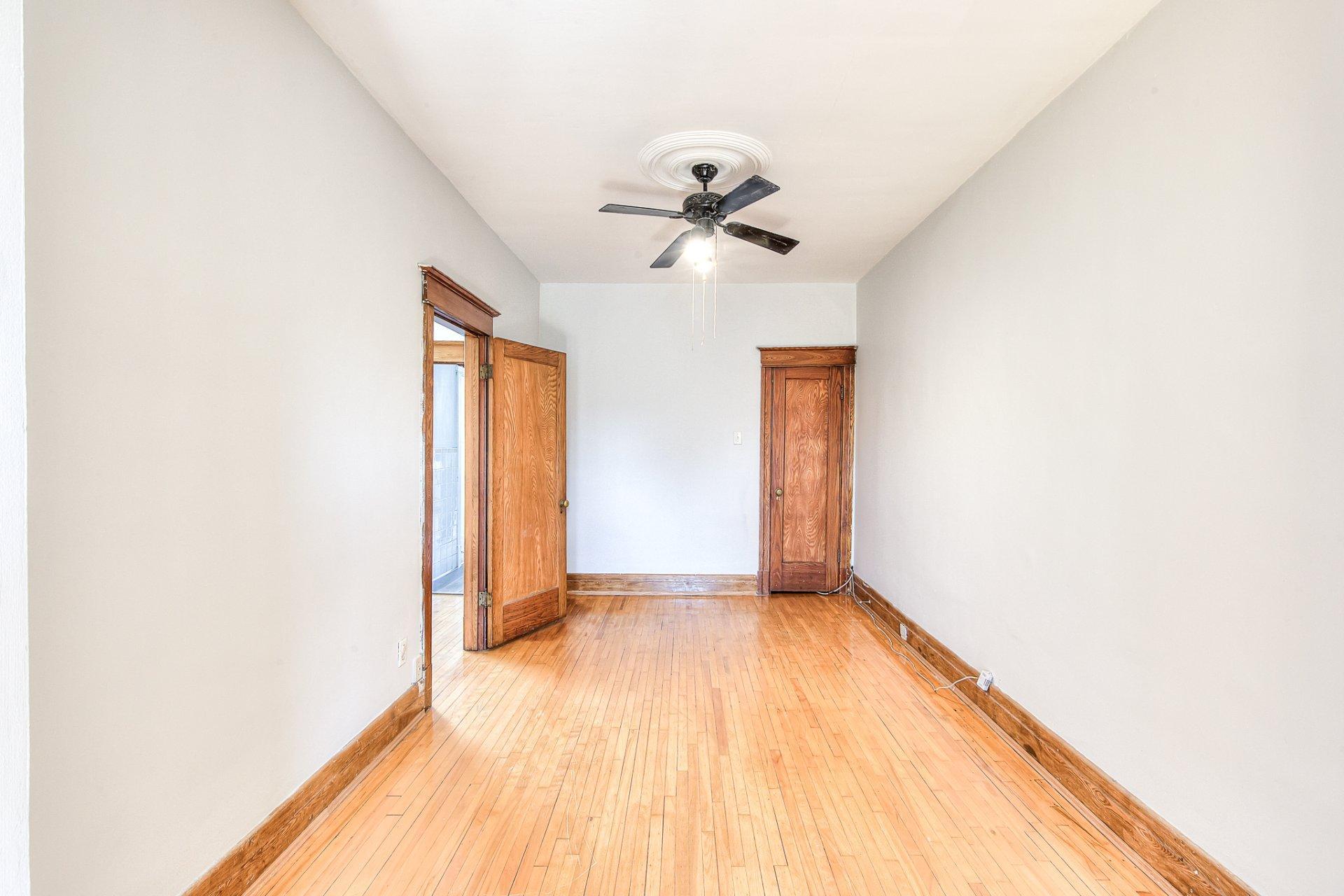 









8649

 - 8653


Rue St-Denis

,
Montréal (Villeray/Saint-Michel/Parc-Extension),




QC
H2P2H4

