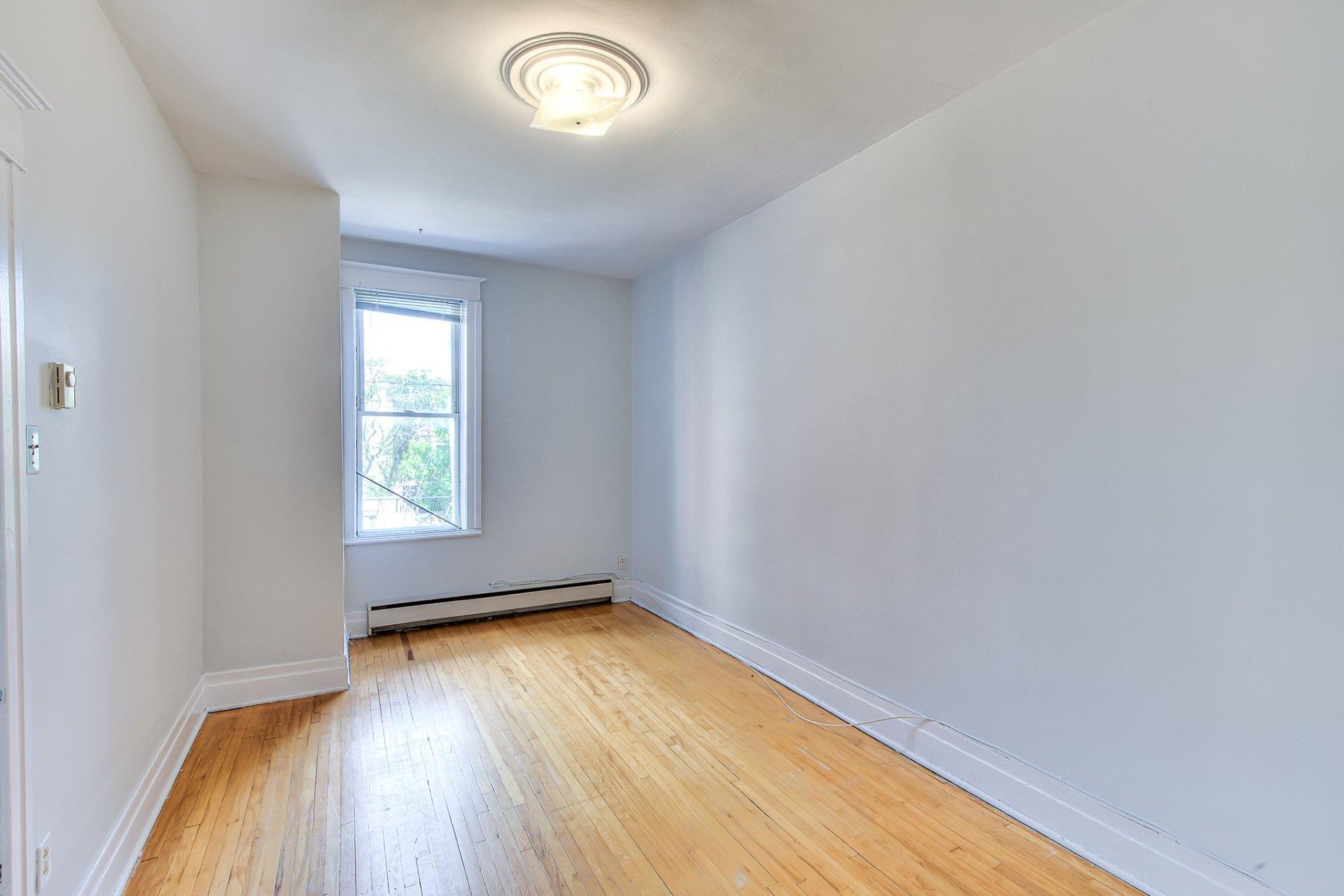 









8649

 - 8653


Rue St-Denis

,
Montréal (Villeray/Saint-Michel/Parc-Extension),




QC
H2P2H4

