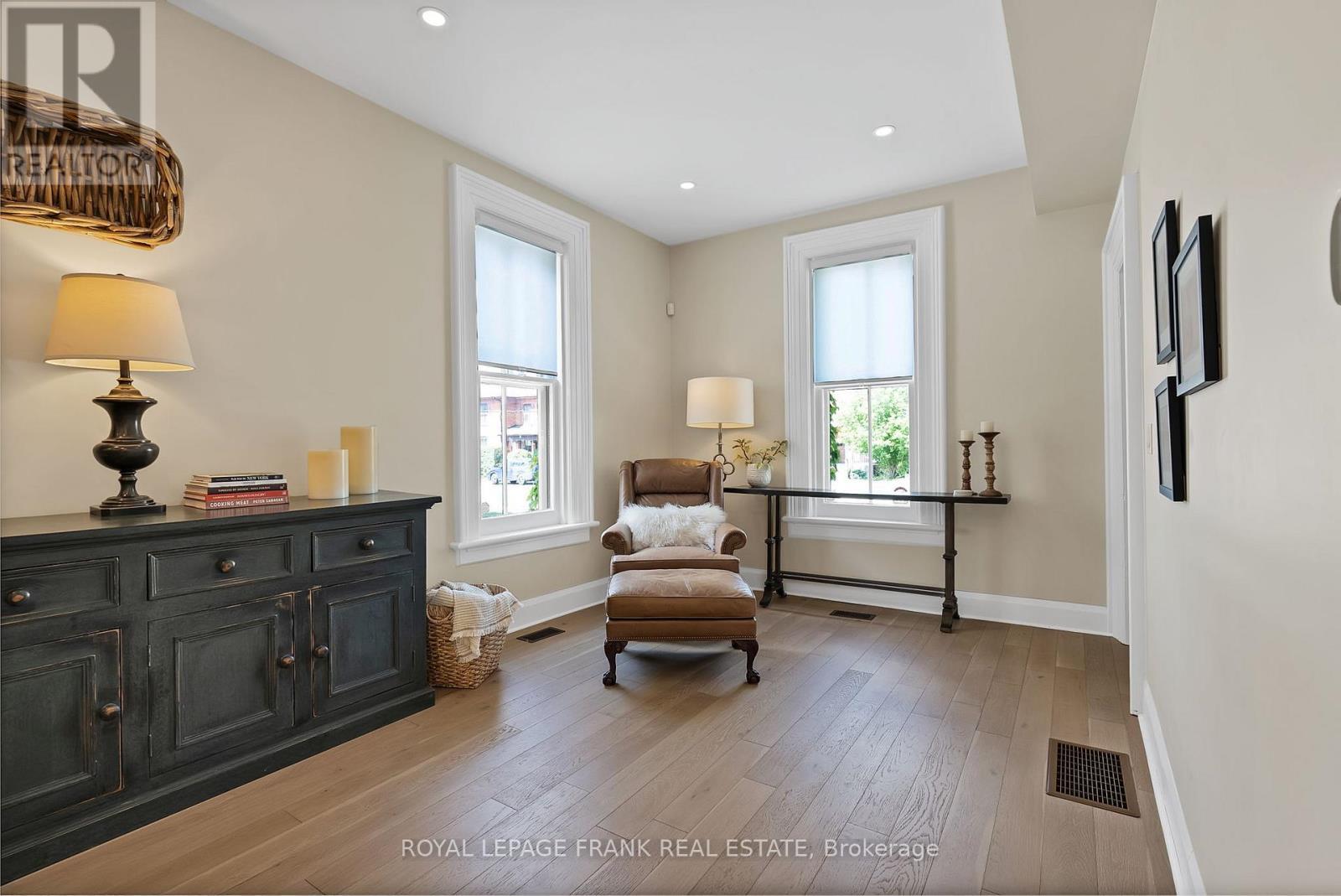












5 GLENELG STREET E

,
Kawartha Lakes (Lindsay),




Ontario
K9V1Y5

