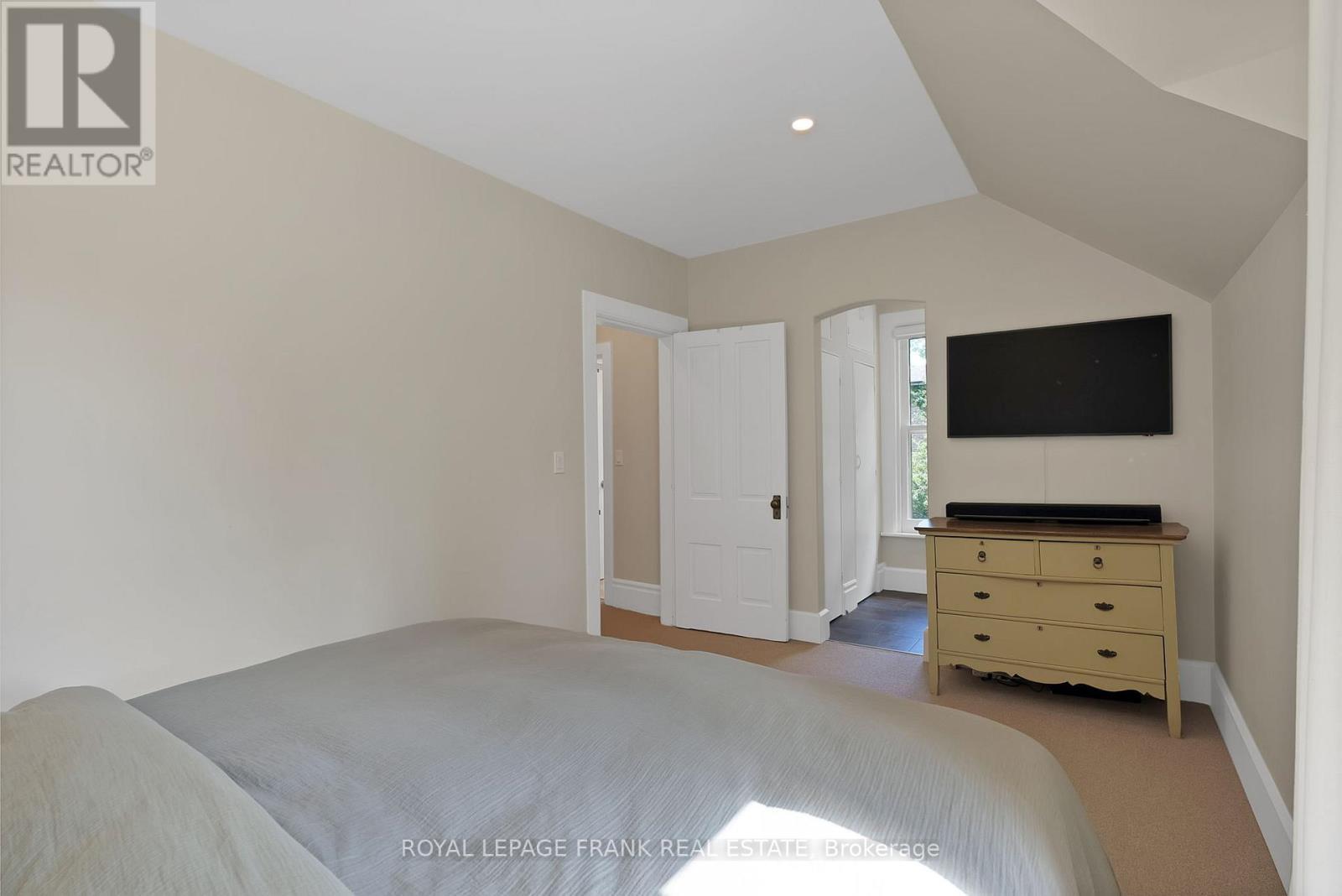 












5 GLENELG STREET E

,
Kawartha Lakes (Lindsay),




Ontario
K9V1Y5

