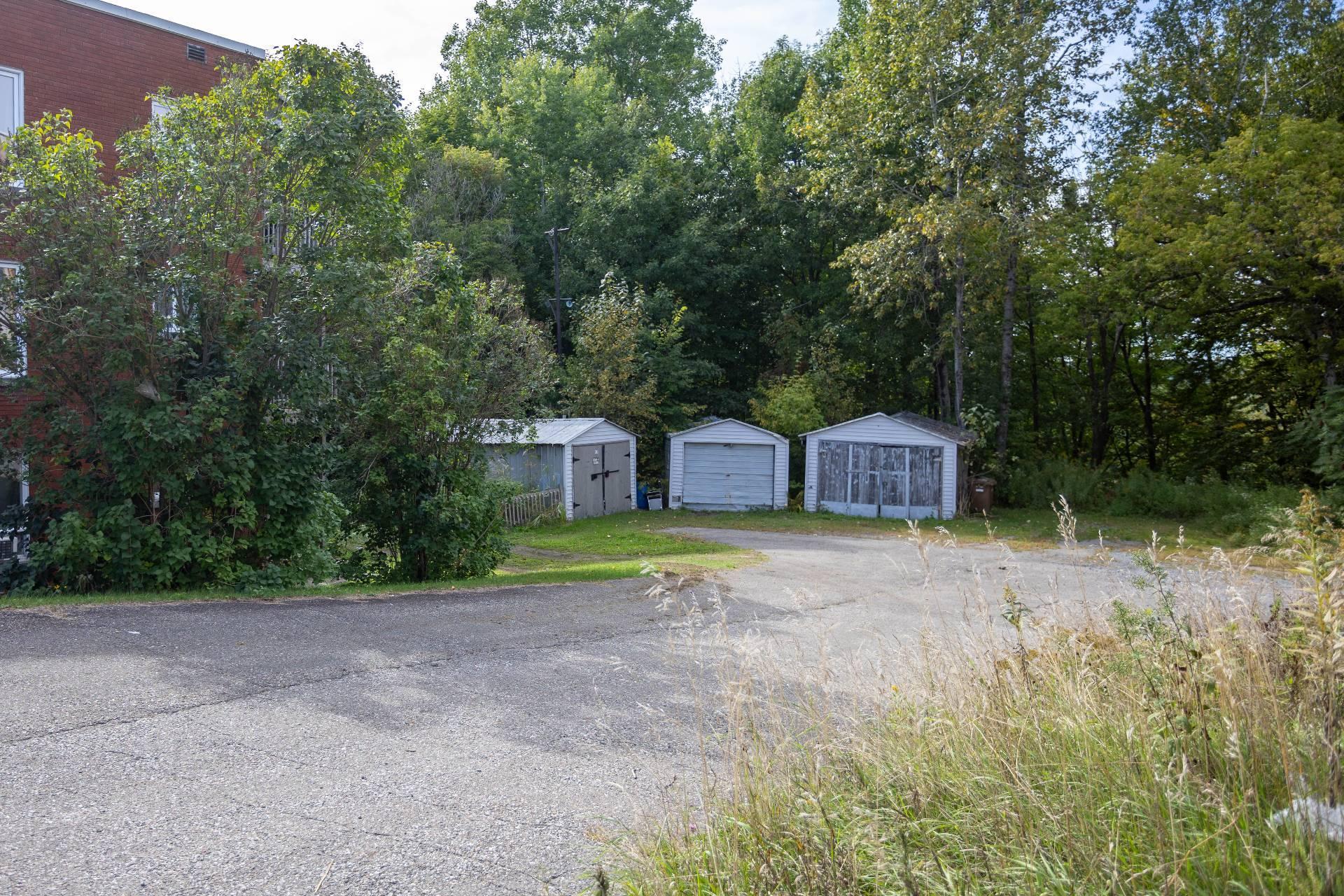









910

 - 914


107e Rue

,
Shawinigan,




QC
G9P2L2

