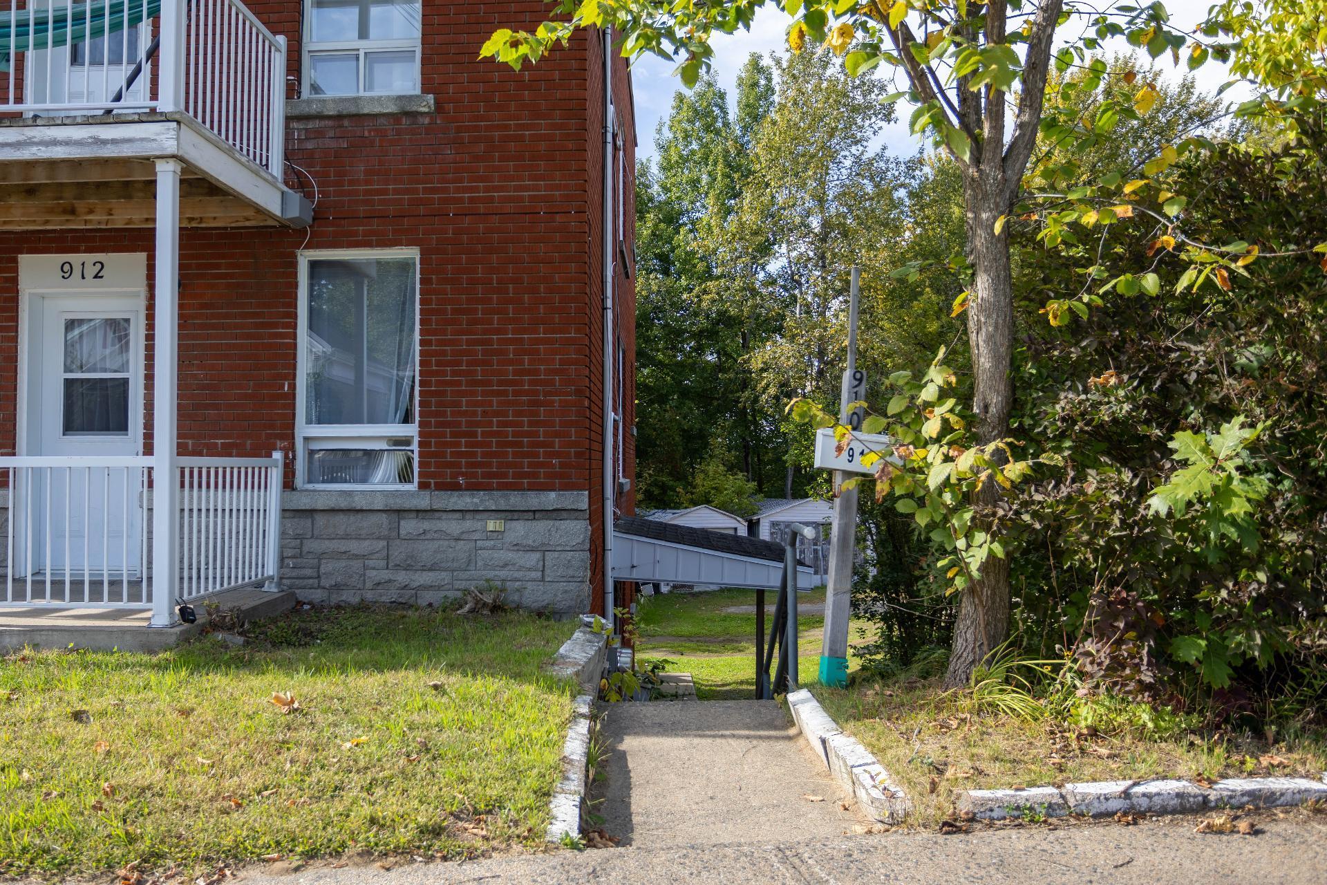 









910

 - 914


107e Rue

,
Shawinigan,




QC
G9P2L2

