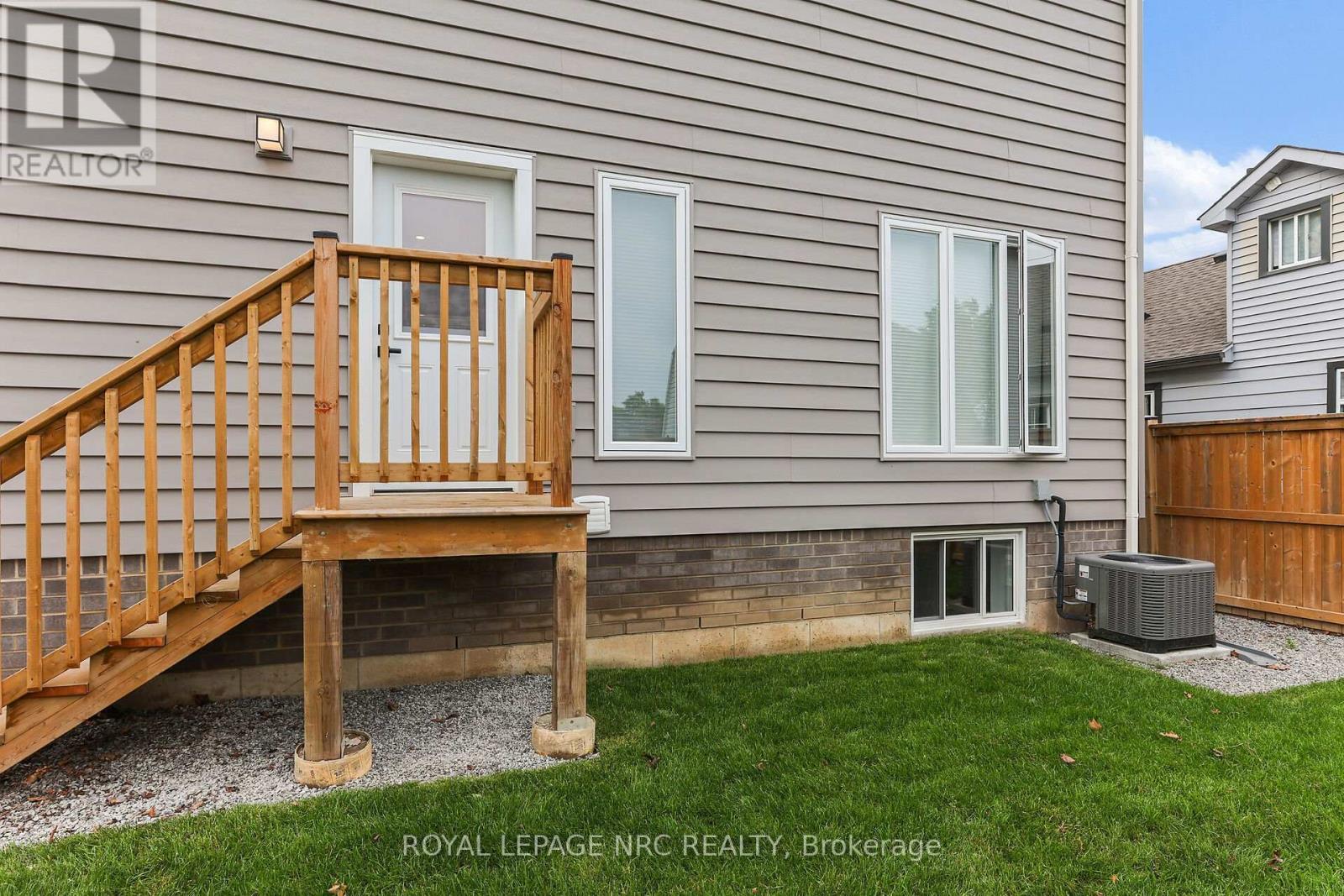 












39 GROVE AVENUE

,
St. Catharines (Secord Woods),




Ontario
L2P1C5

