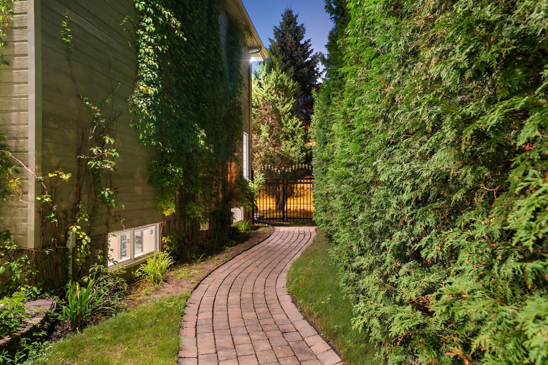 









126


Rue Tougas

,
Saint-Constant,




QC
J5A2R8

