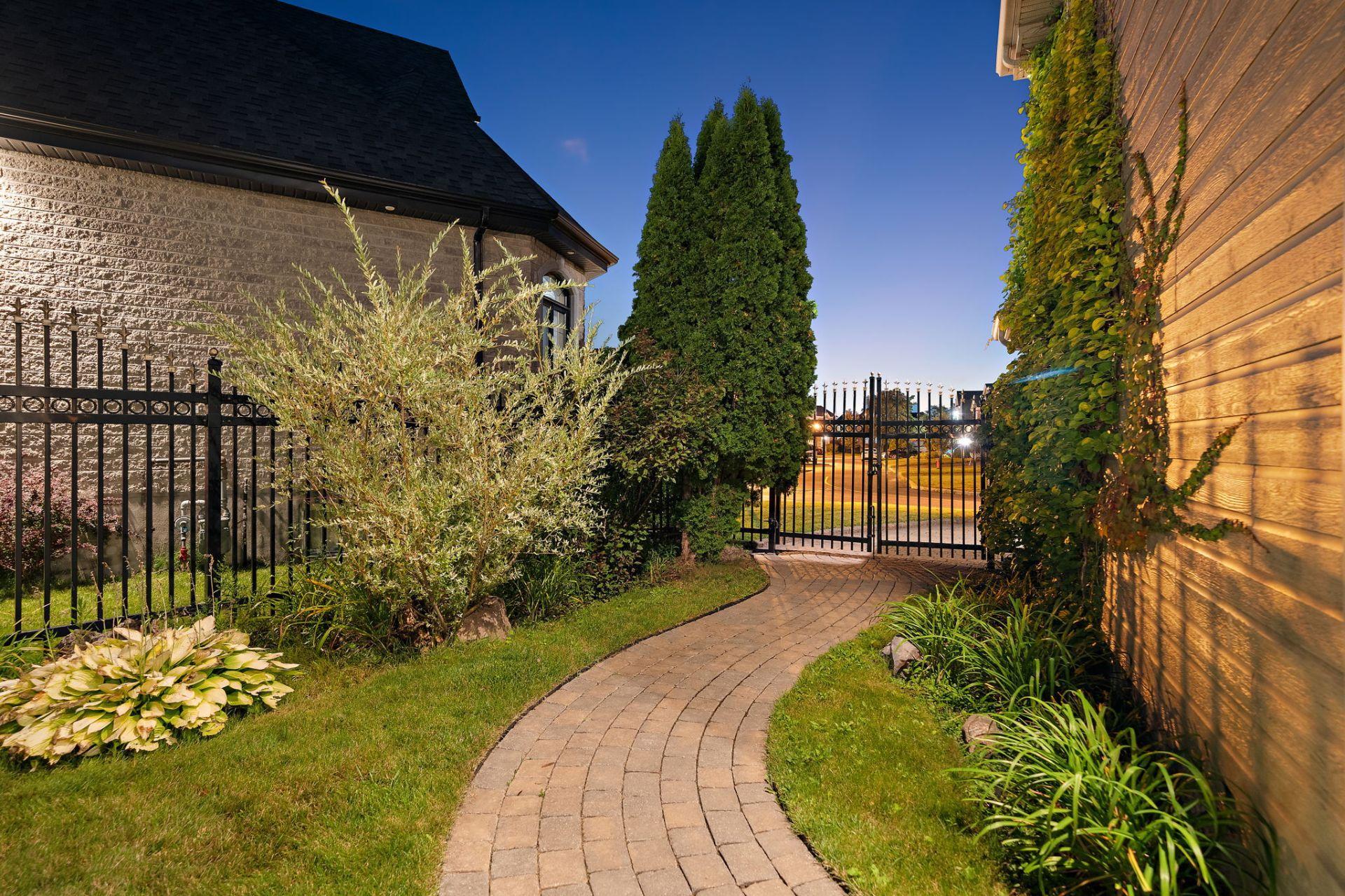 









126


Rue Tougas

,
Saint-Constant,




QC
J5A2R8

