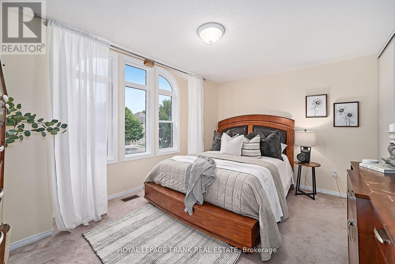 












54 GARTSHORE DRIVE

,
Whitby (Williamsburg),




Ontario
L1P1N6


