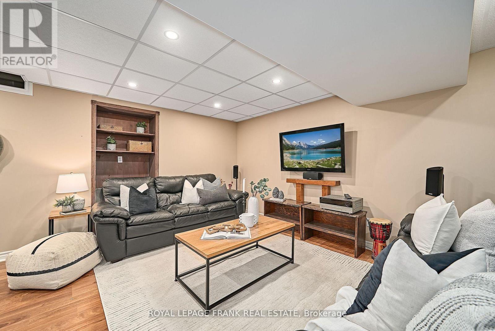 












54 GARTSHORE DRIVE

,
Whitby (Williamsburg),




Ontario
L1P1N6

