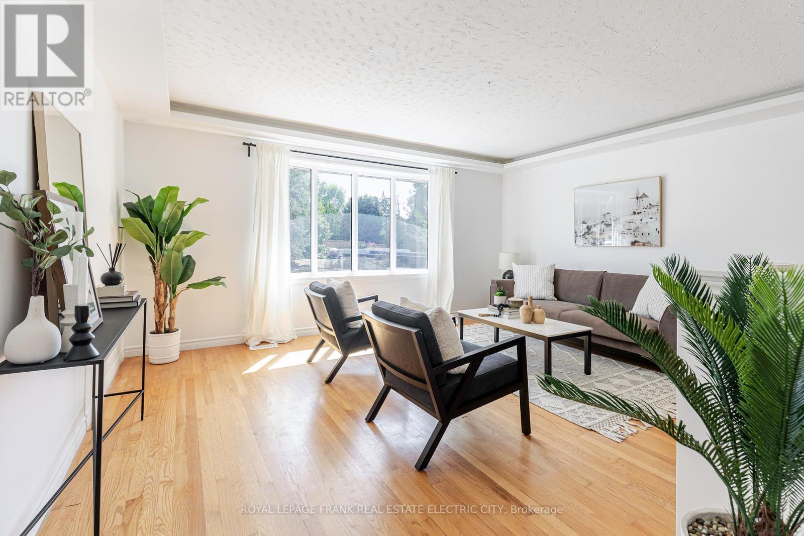 












972 SOUTHLAWN DRIVE

,
Peterborough (Ashburnham Ward 4),




Ontario
K9J1G2

