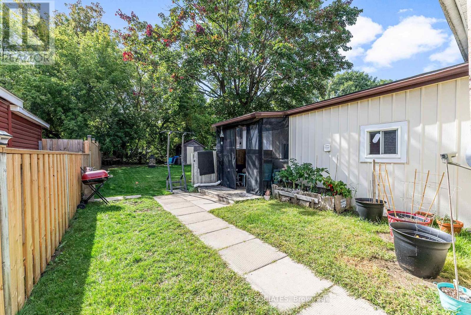 












916 PEMBROKE STREET W

,
Pembroke,




Ontario
K8A5P8

