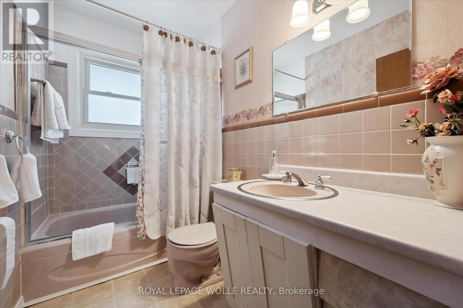 












136 FAIRWAY ROAD N

,
Kitchener,




Ontario
N2A2N6

