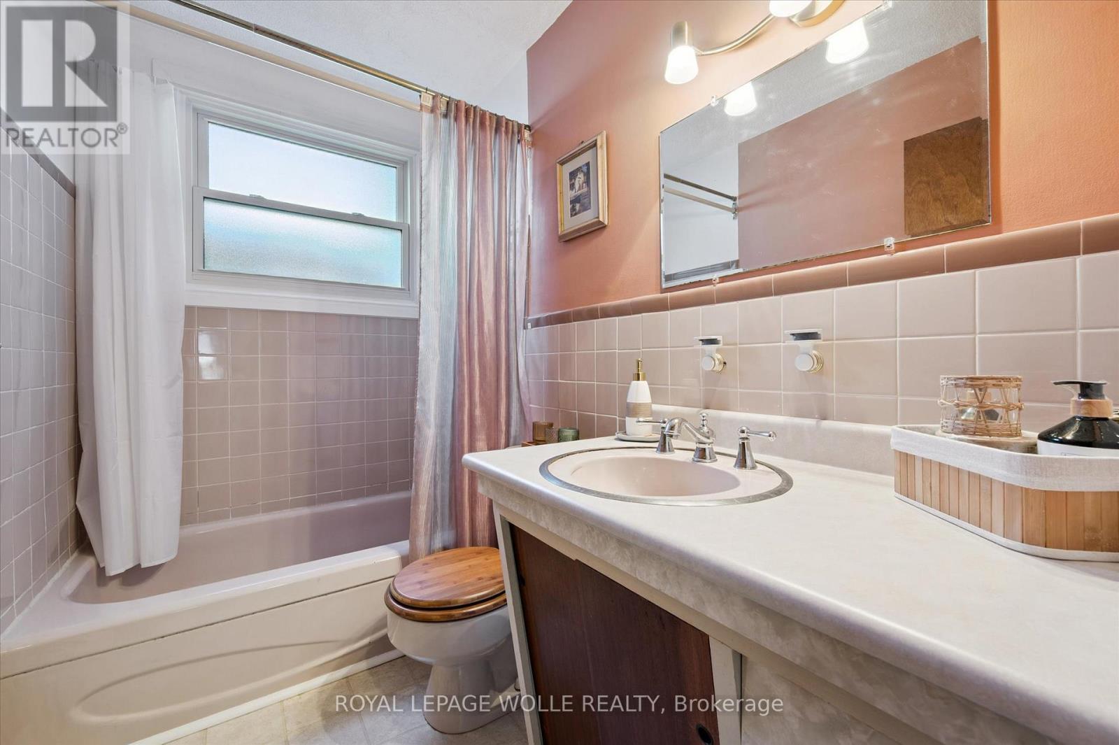 












136 FAIRWAY ROAD N

,
Kitchener,




Ontario
N2A2N6

