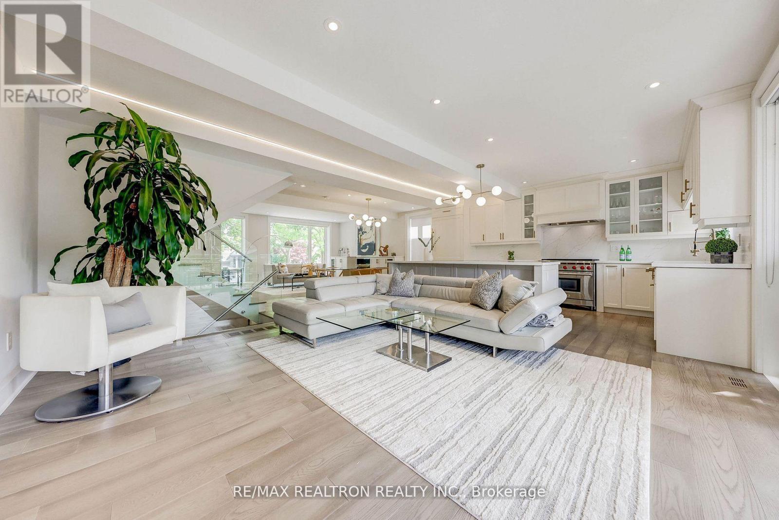 












523 BRIAR HILL AVENUE

,
Toronto,




Ontario
M5N1N1

