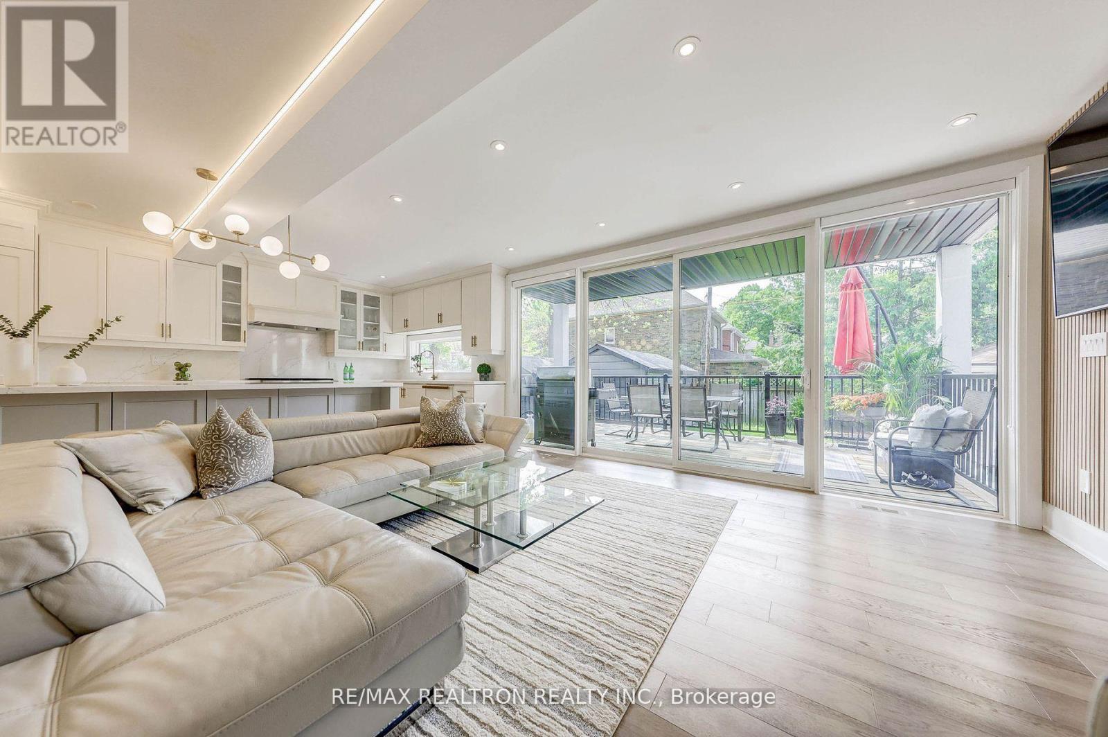 












523 BRIAR HILL AVENUE

,
Toronto,




Ontario
M5N1N1

