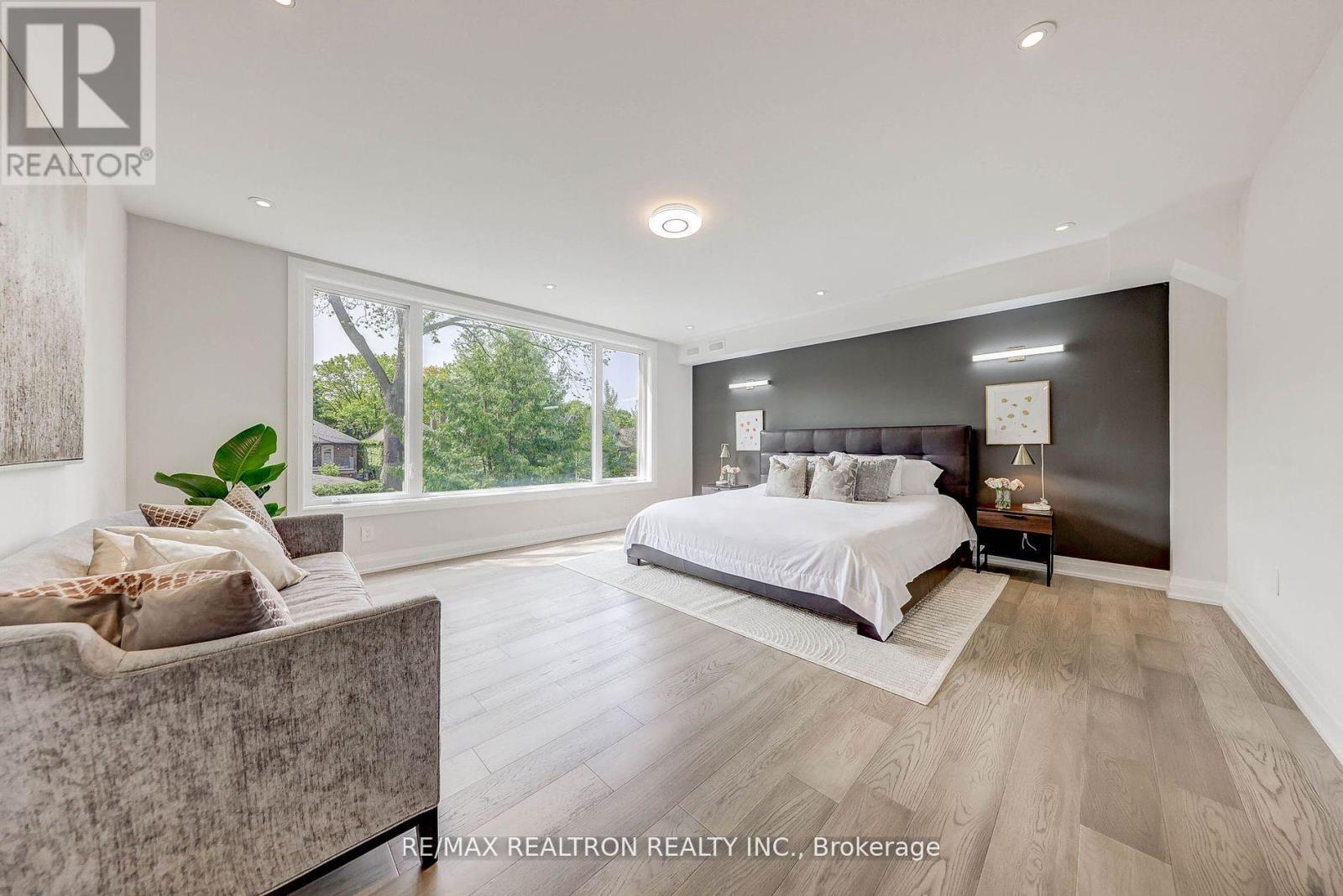 












523 BRIAR HILL AVENUE

,
Toronto,




Ontario
M5N1N1

