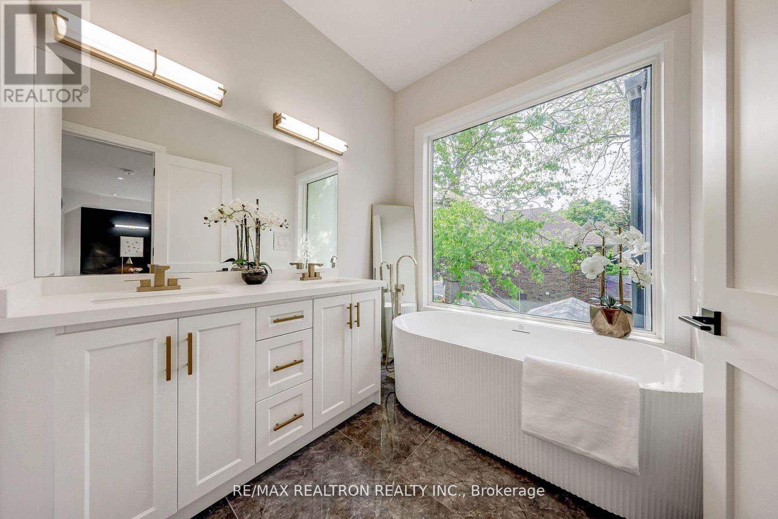 












523 BRIAR HILL AVENUE

,
Toronto,




Ontario
M5N1N1

