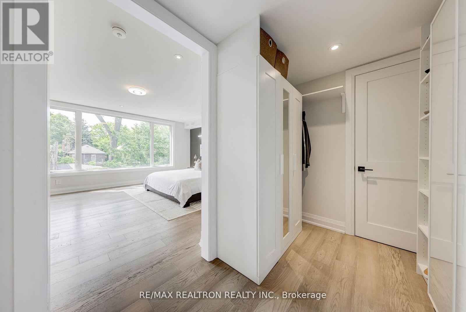 












523 BRIAR HILL AVENUE

,
Toronto,




Ontario
M5N1N1

