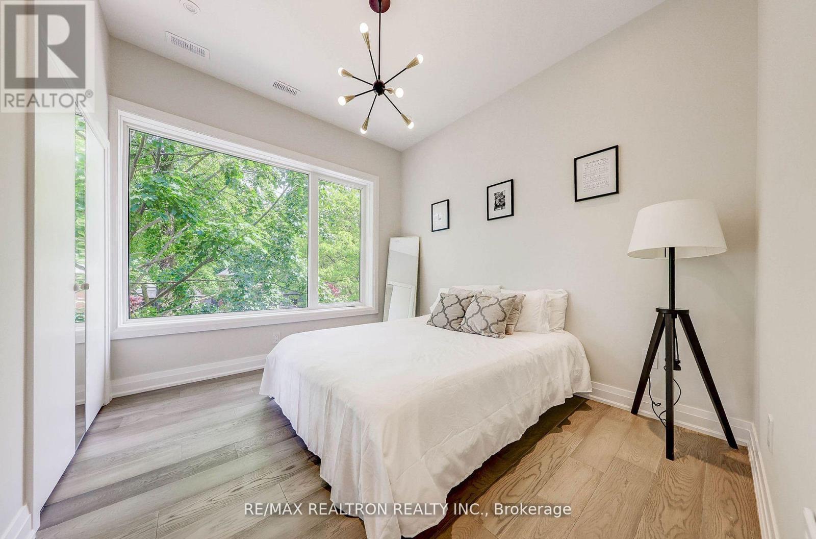 












523 BRIAR HILL AVENUE

,
Toronto,




Ontario
M5N1N1

