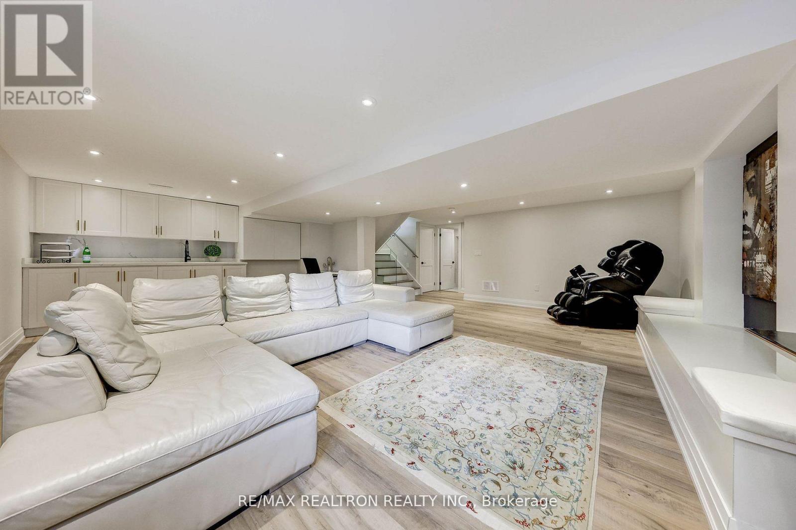 












523 BRIAR HILL AVENUE

,
Toronto,




Ontario
M5N1N1

