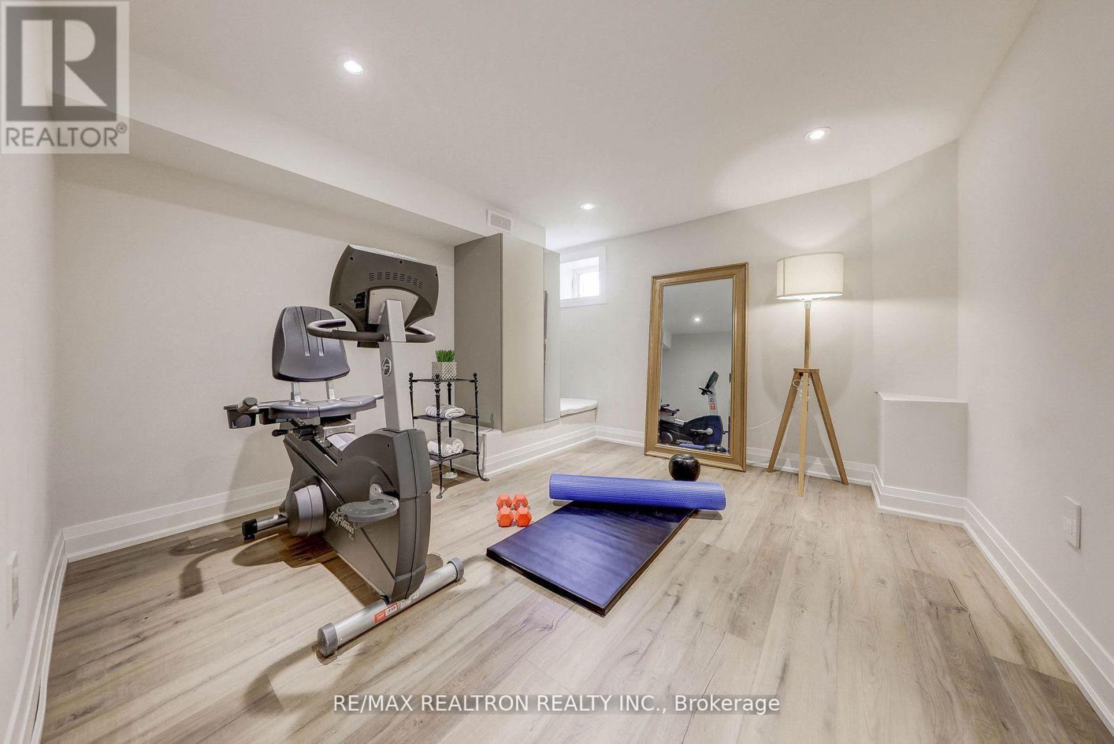 












523 BRIAR HILL AVENUE

,
Toronto,




Ontario
M5N1N1


