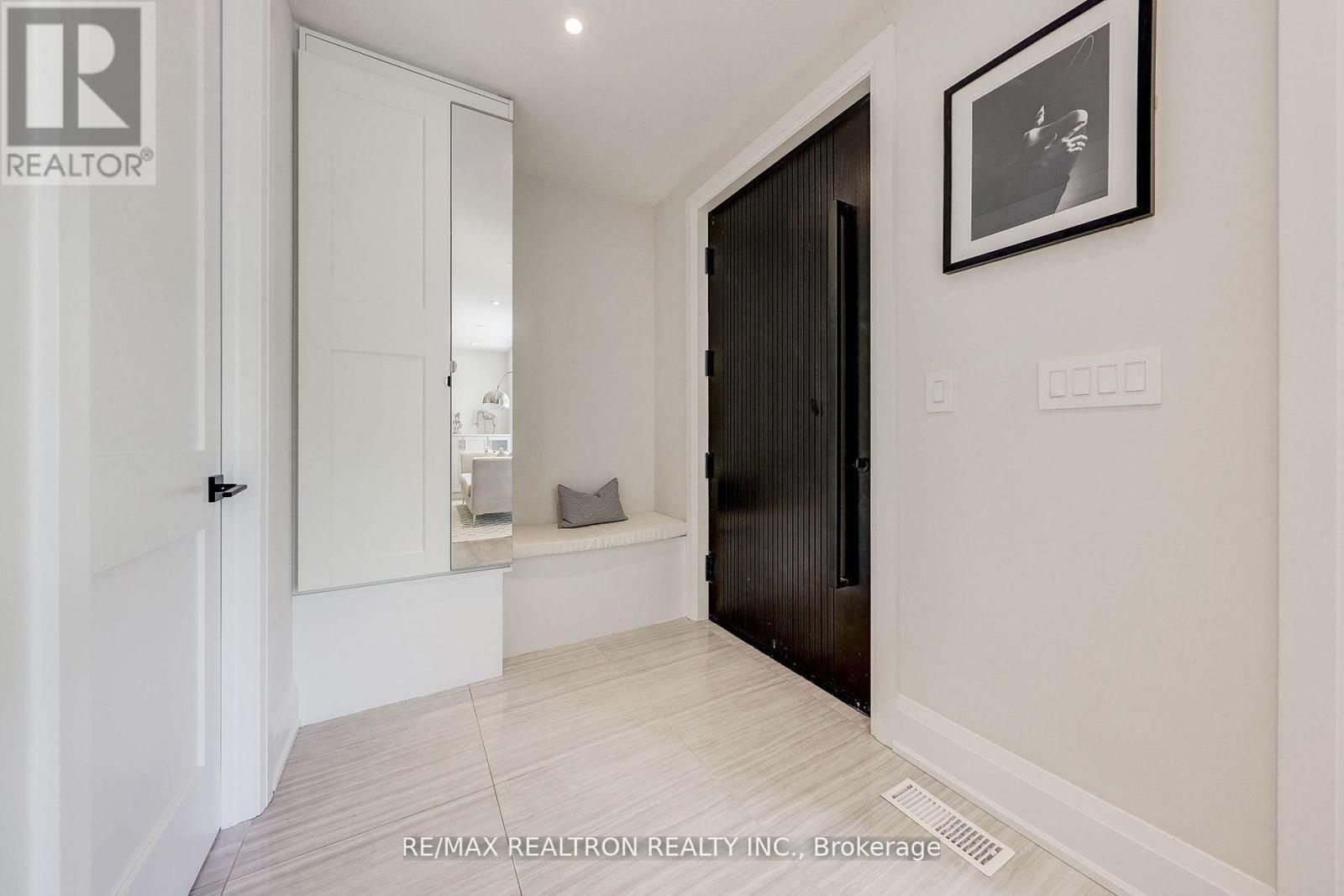 












523 BRIAR HILL AVENUE

,
Toronto,




Ontario
M5N1N1

