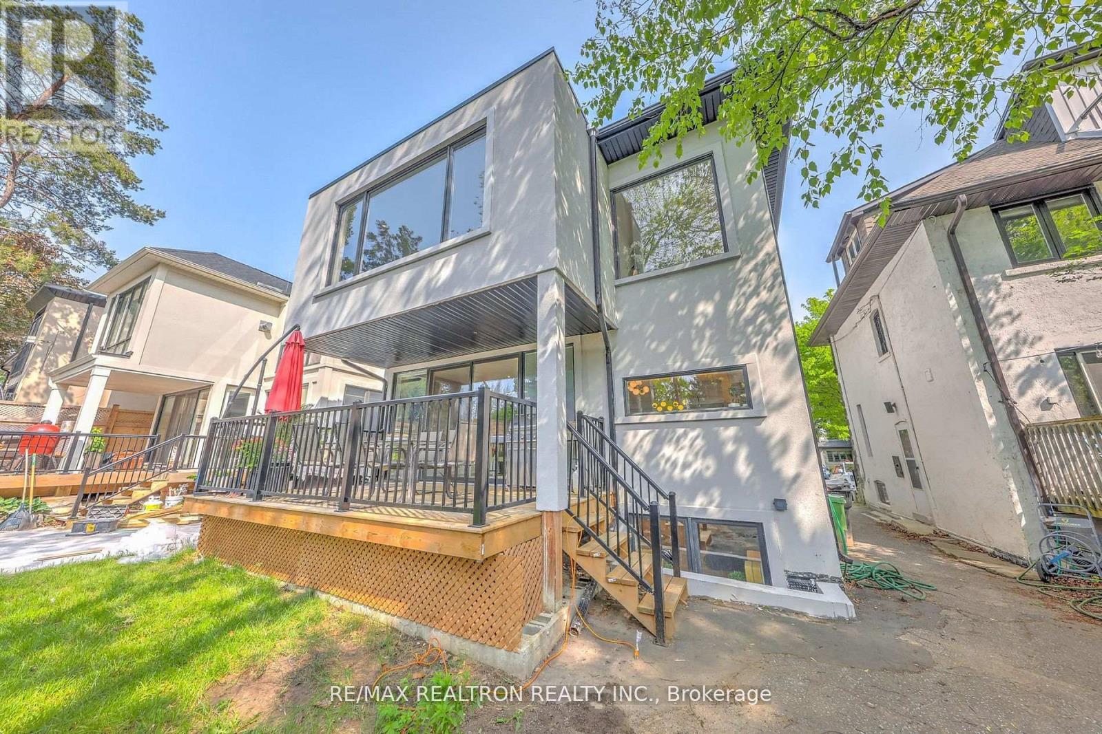 












523 BRIAR HILL AVENUE

,
Toronto,




Ontario
M5N1N1


