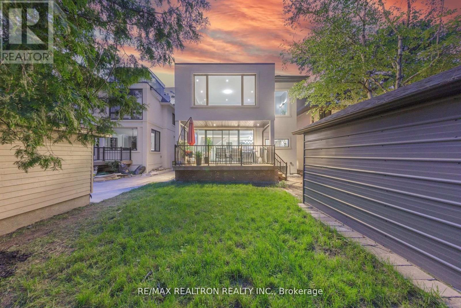 












523 BRIAR HILL AVENUE

,
Toronto,




Ontario
M5N1N1

