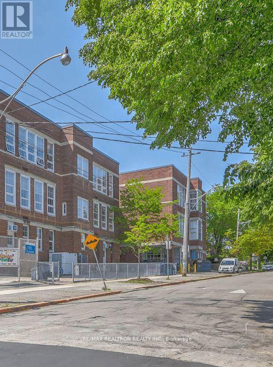 












523 BRIAR HILL AVENUE

,
Toronto,




Ontario
M5N1N1

