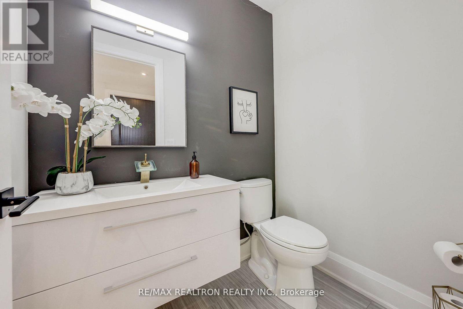 












523 BRIAR HILL AVENUE

,
Toronto,




Ontario
M5N1N1

